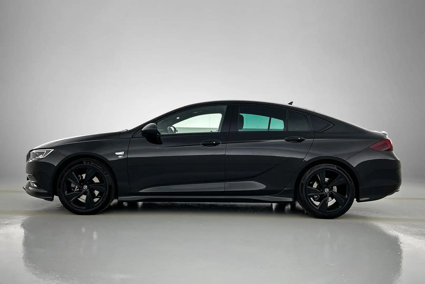 Opel Insignia Grand Sport Exclusive 200 pk Automaat | OPC | Navi Zwart - 2