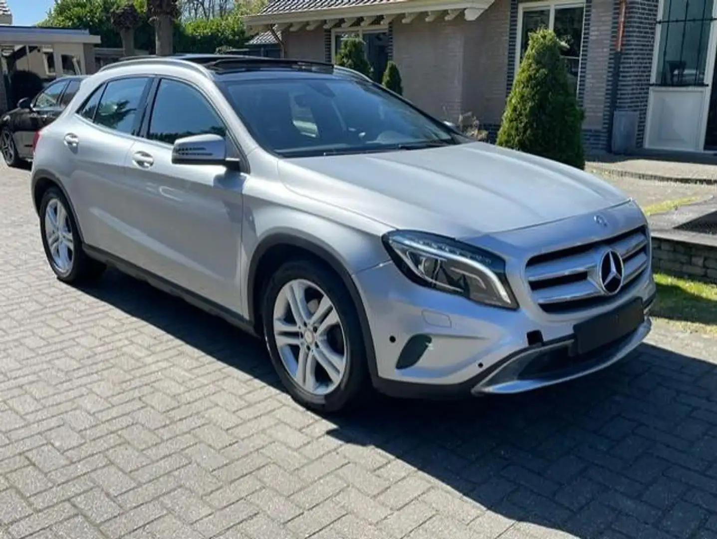 Mercedes-Benz GLA 180 URBAN PANORAMADAK NAVI BI XENON Zilver - 1