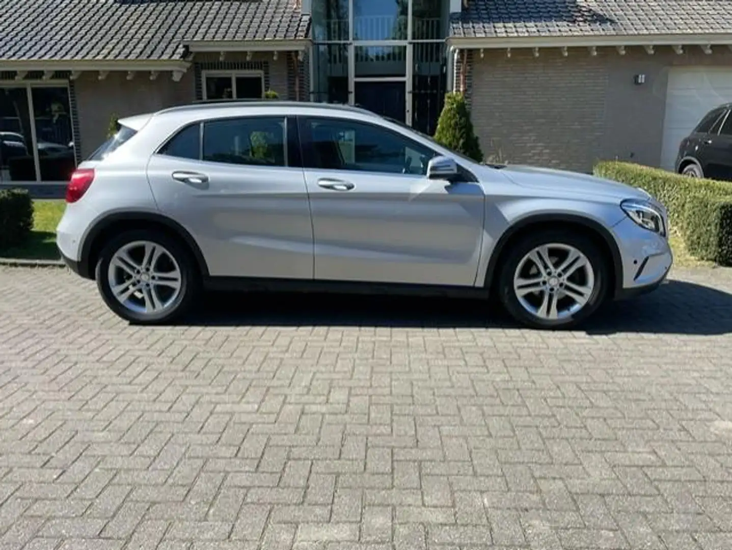 Mercedes-Benz GLA 180 URBAN PANORAMADAK NAVI BI XENON Zilver - 2