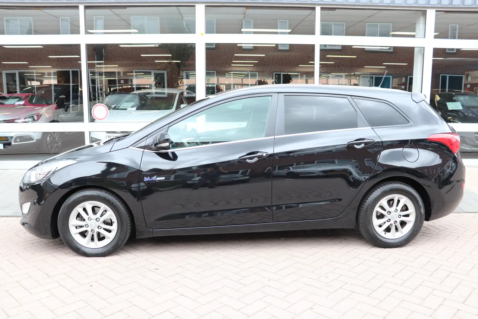 Hyundai i30 Wagon 1.6 GDi i-Motion , trekhaak, navigatie. Zwart - 2