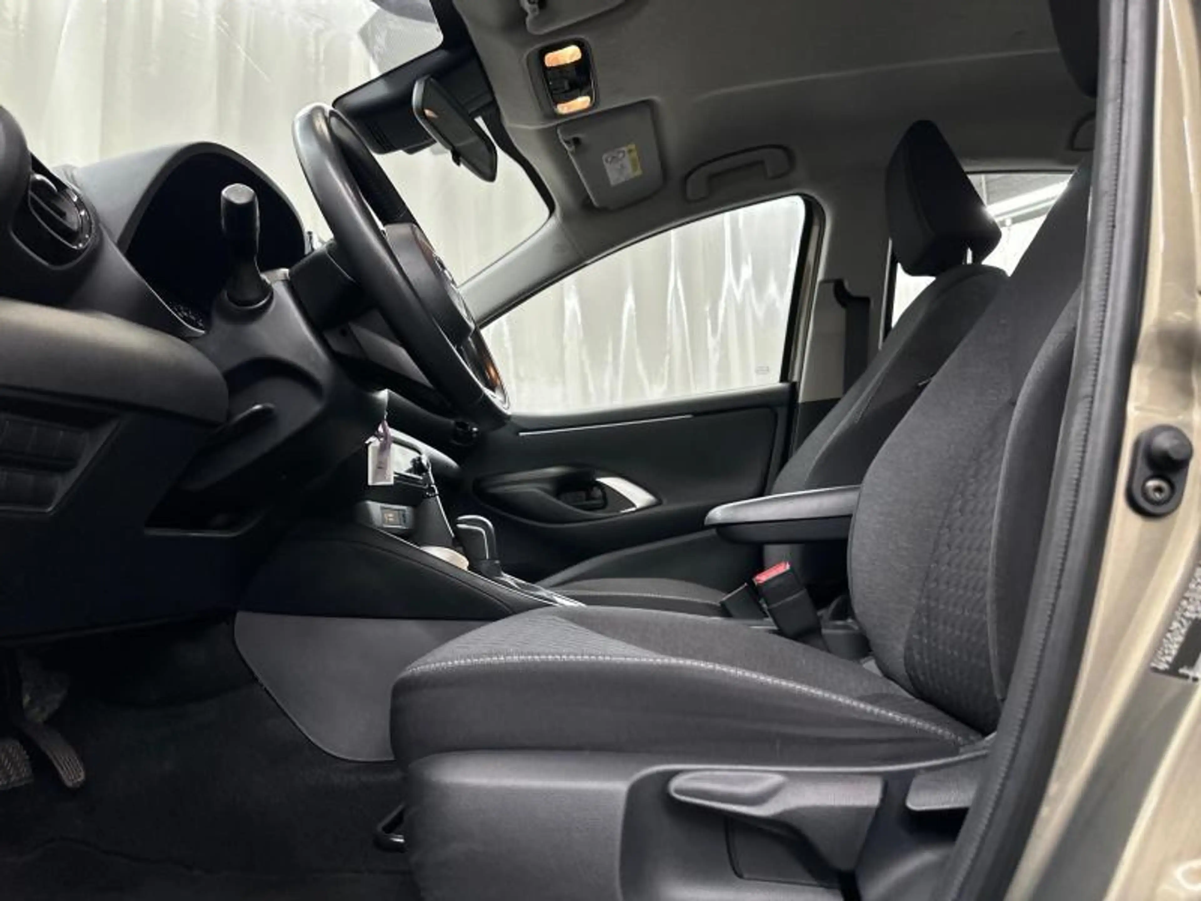 Toyota Yaris Dynamic — photo 17