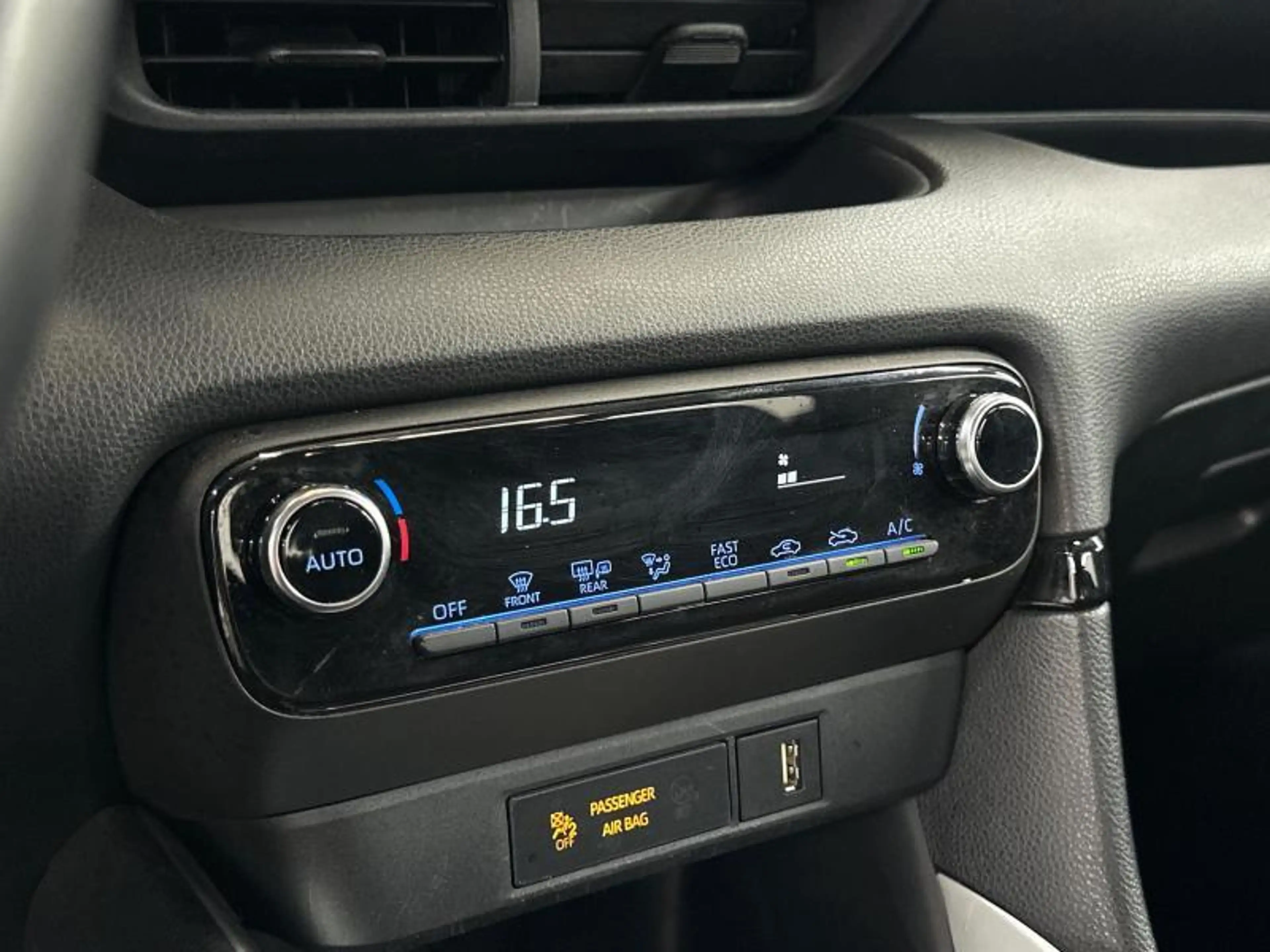 Toyota Yaris Dynamic — photo 25