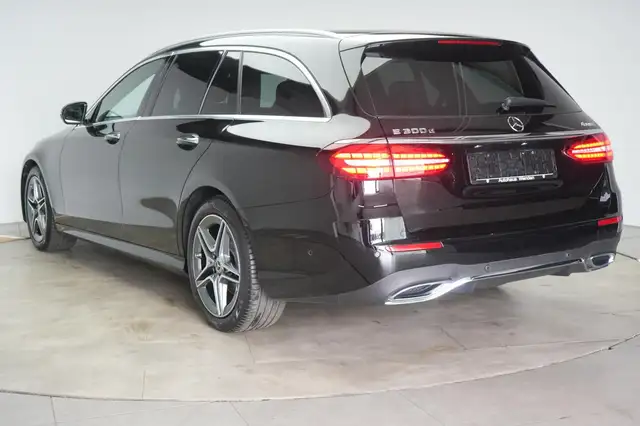 Mercedes-Benz 300 view 4