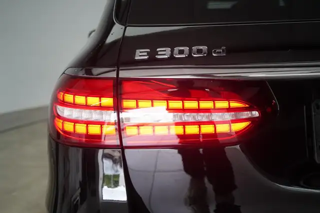 Mercedes-Benz 300 view 11