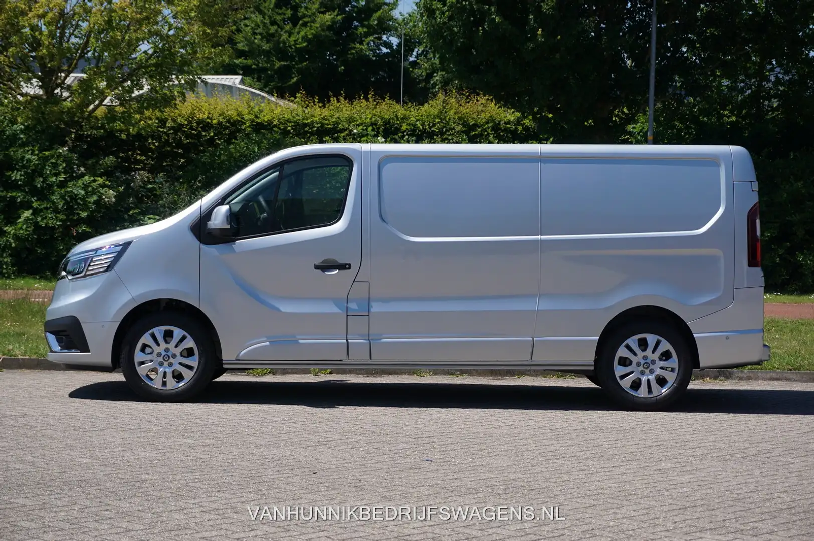 Renault Trafic 170PK L2H1 LUXE EDC AUT BPM VRIJ!! Navi, Camera, L Silber - 2