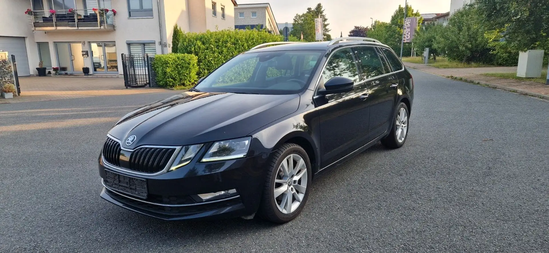 Skoda Octavia Premium Edition 1 Hand Top Zustand LED Noir - 2
