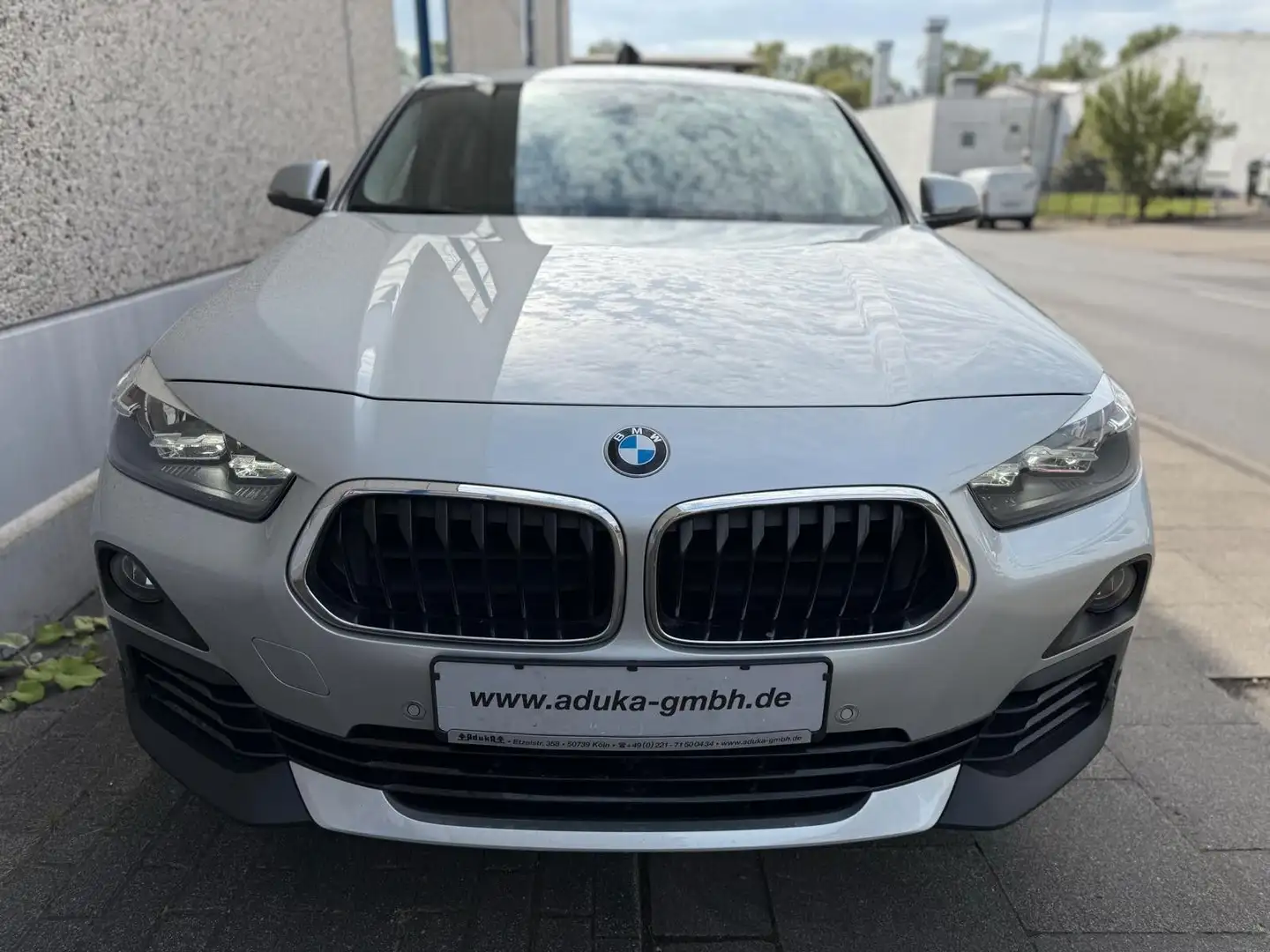 BMW X2 sDrive 16d Advantage Business Automatik ParkAssist Silber - 2