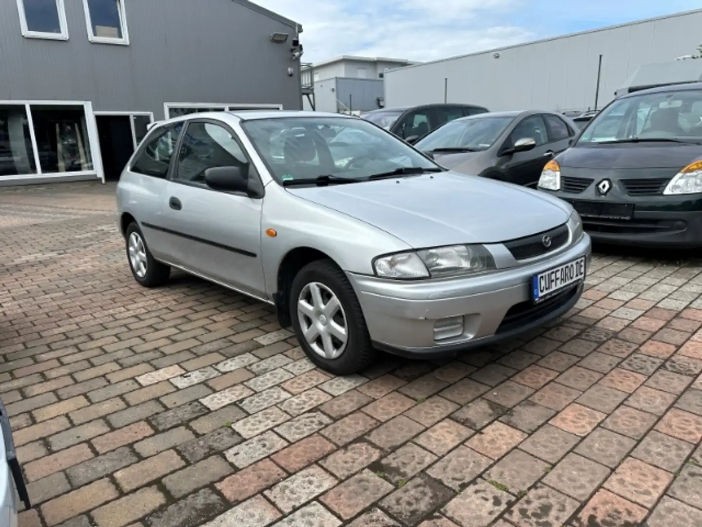Mazda 323 323CFPS1.5ComfortAutomatik teilb.Rücksb met. ZV Se Silber - 2