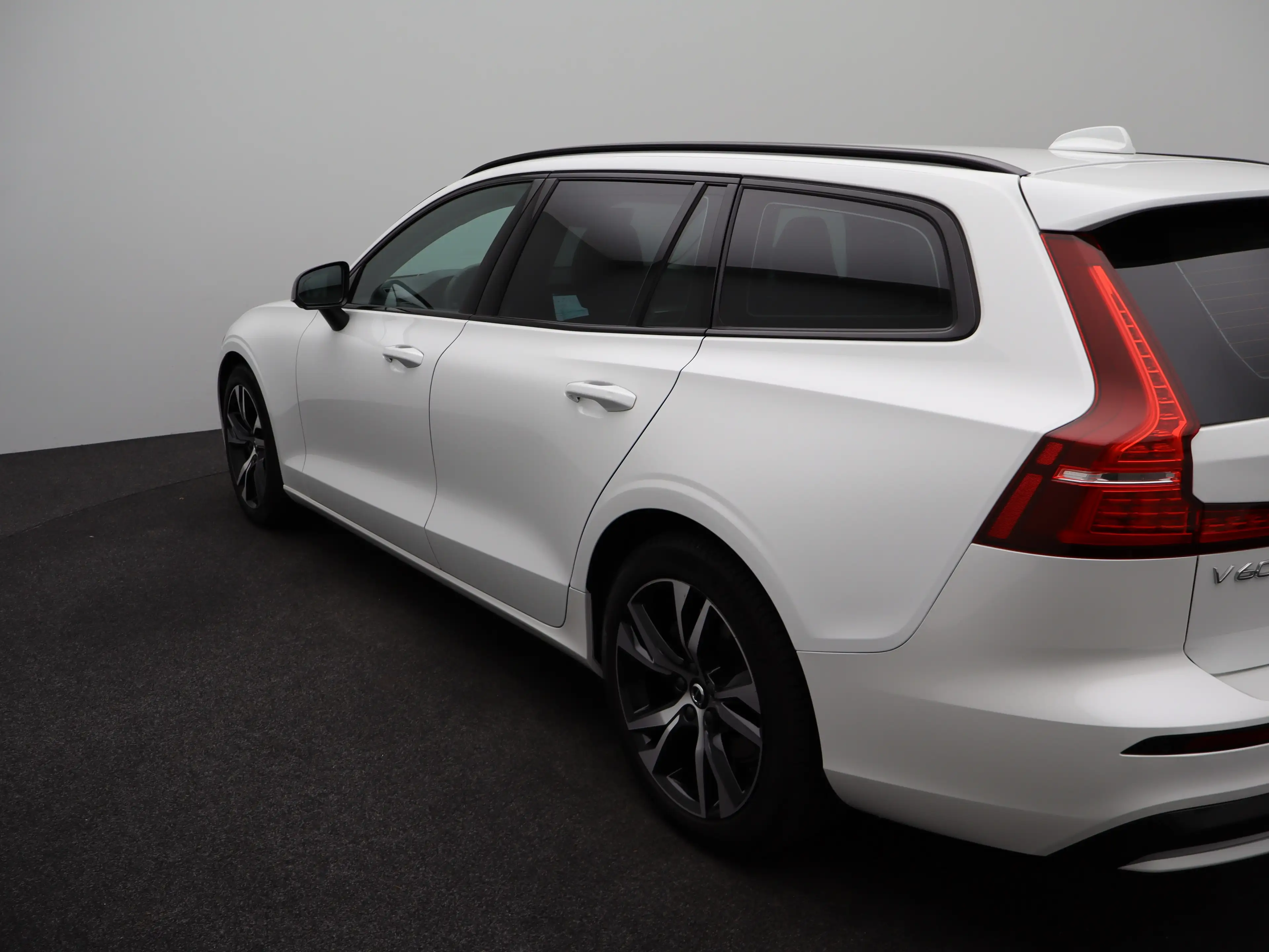 Volvo V60 2.0 B4 Plus Dark | Achteruitrijcamera | Stoelverwa — photo 46