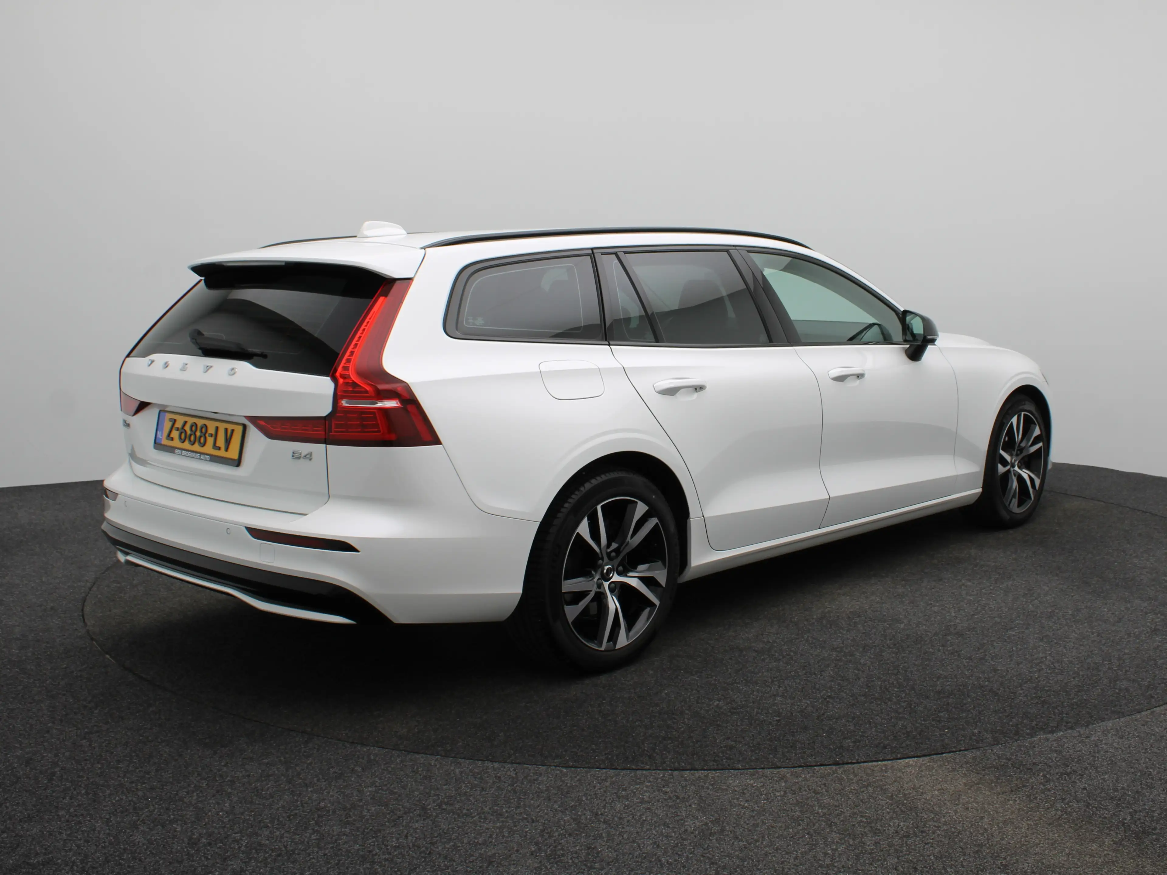 Volvo V60 2.0 B4 Plus Dark | Achteruitrijcamera | Stoelverwa — photo 2