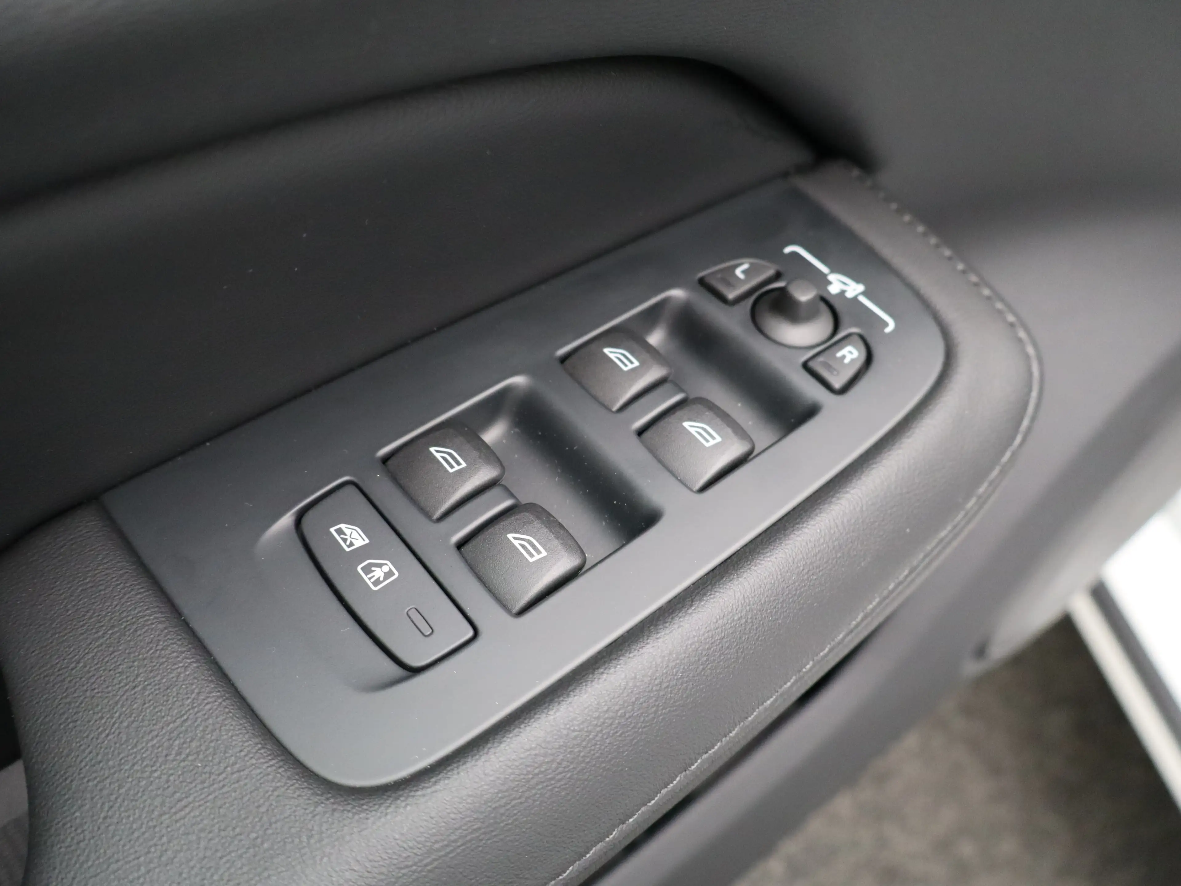 Volvo V60 2.0 B4 Plus Dark | Achteruitrijcamera | Stoelverwa — photo 35