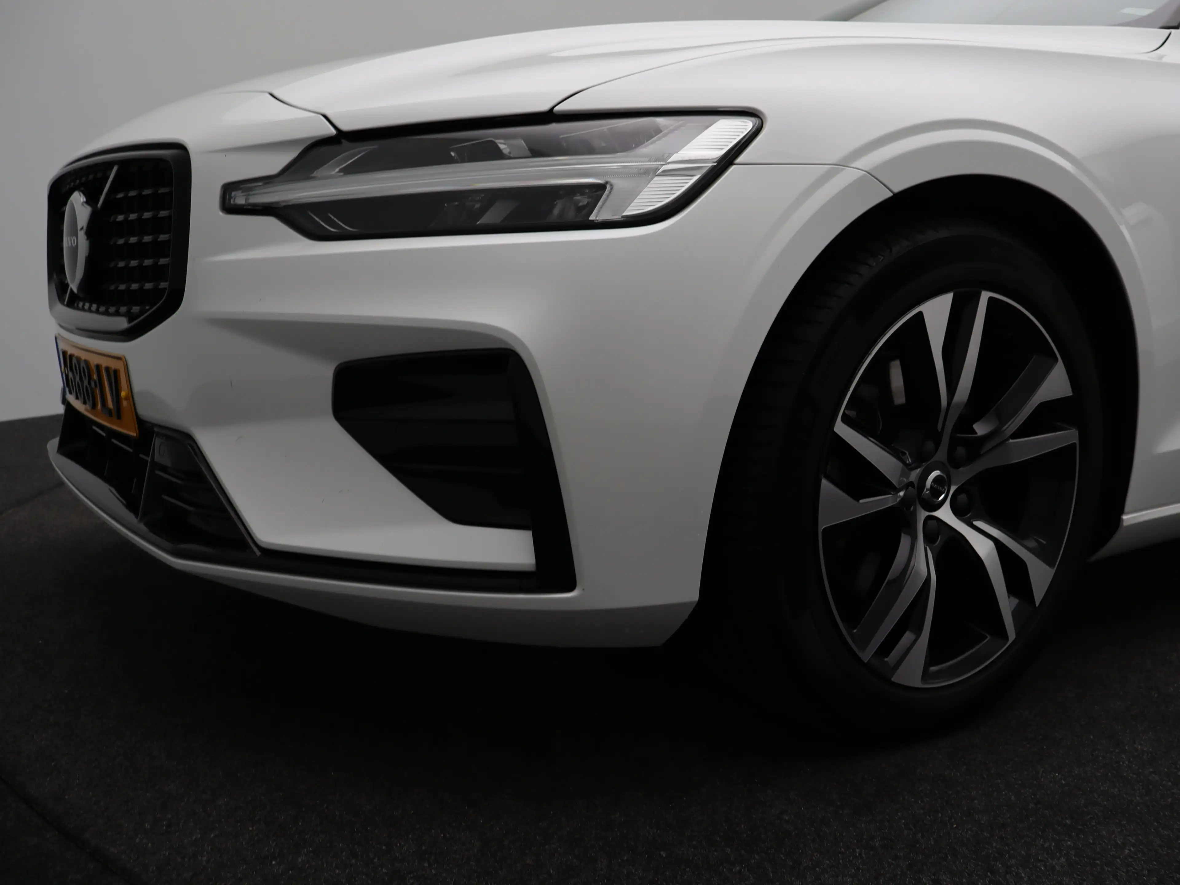 Volvo V60 2.0 B4 Plus Dark | Achteruitrijcamera | Stoelverwa — photo 44