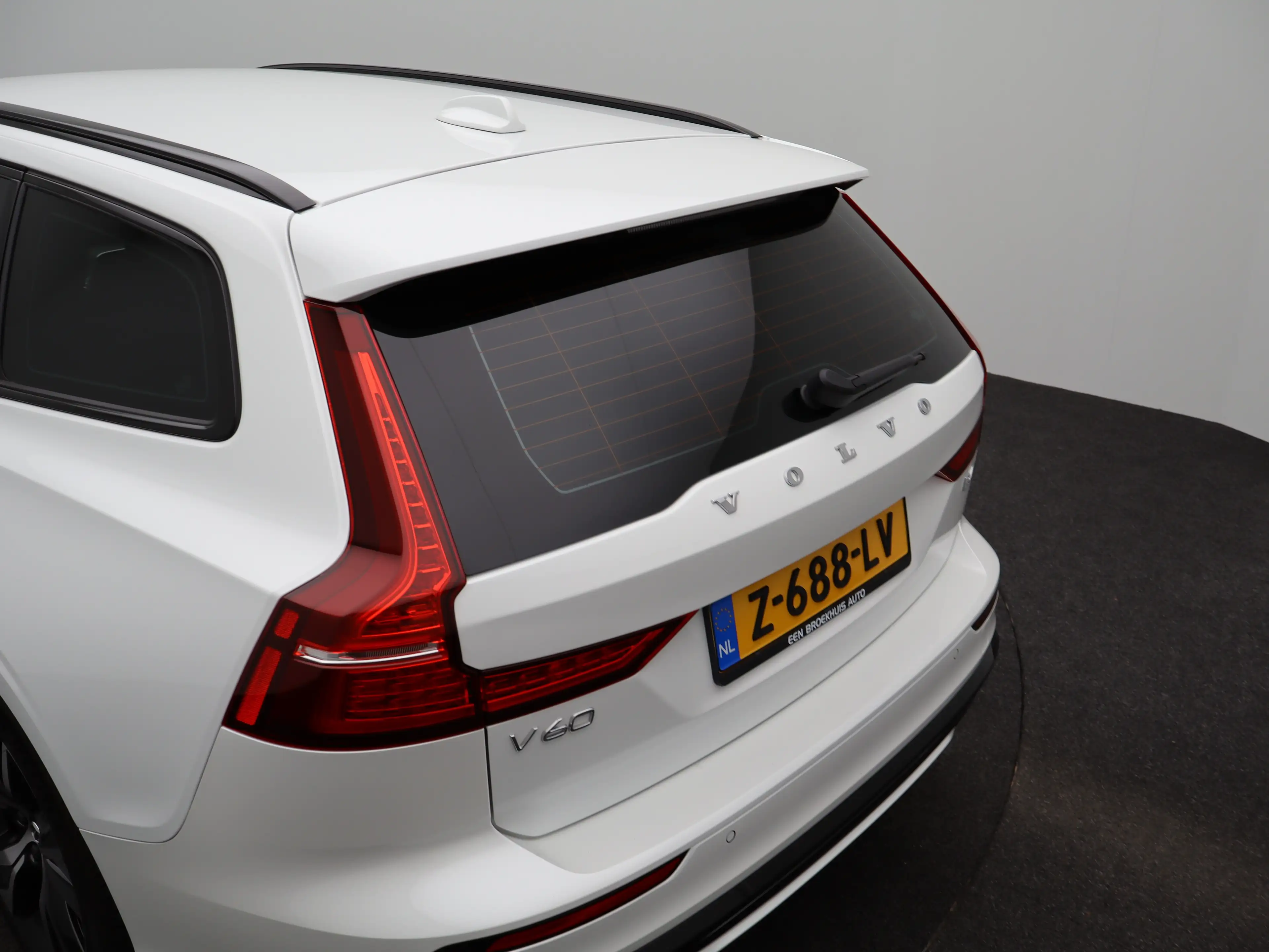 Volvo V60 2.0 B4 Plus Dark | Achteruitrijcamera | Stoelverwa — photo 47