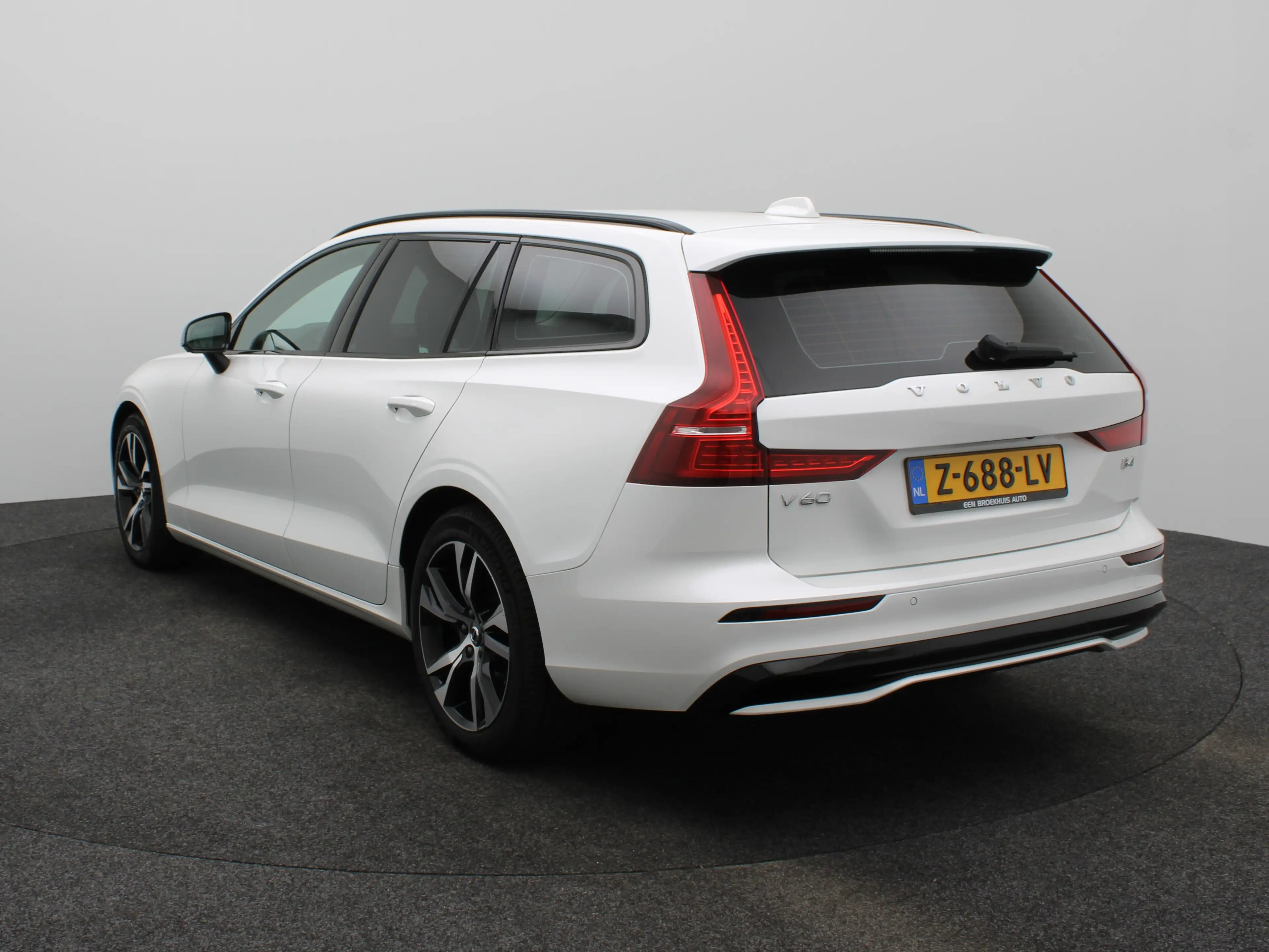 Volvo V60 2.0 B4 Plus Dark | Achteruitrijcamera | Stoelverwa — photo 10