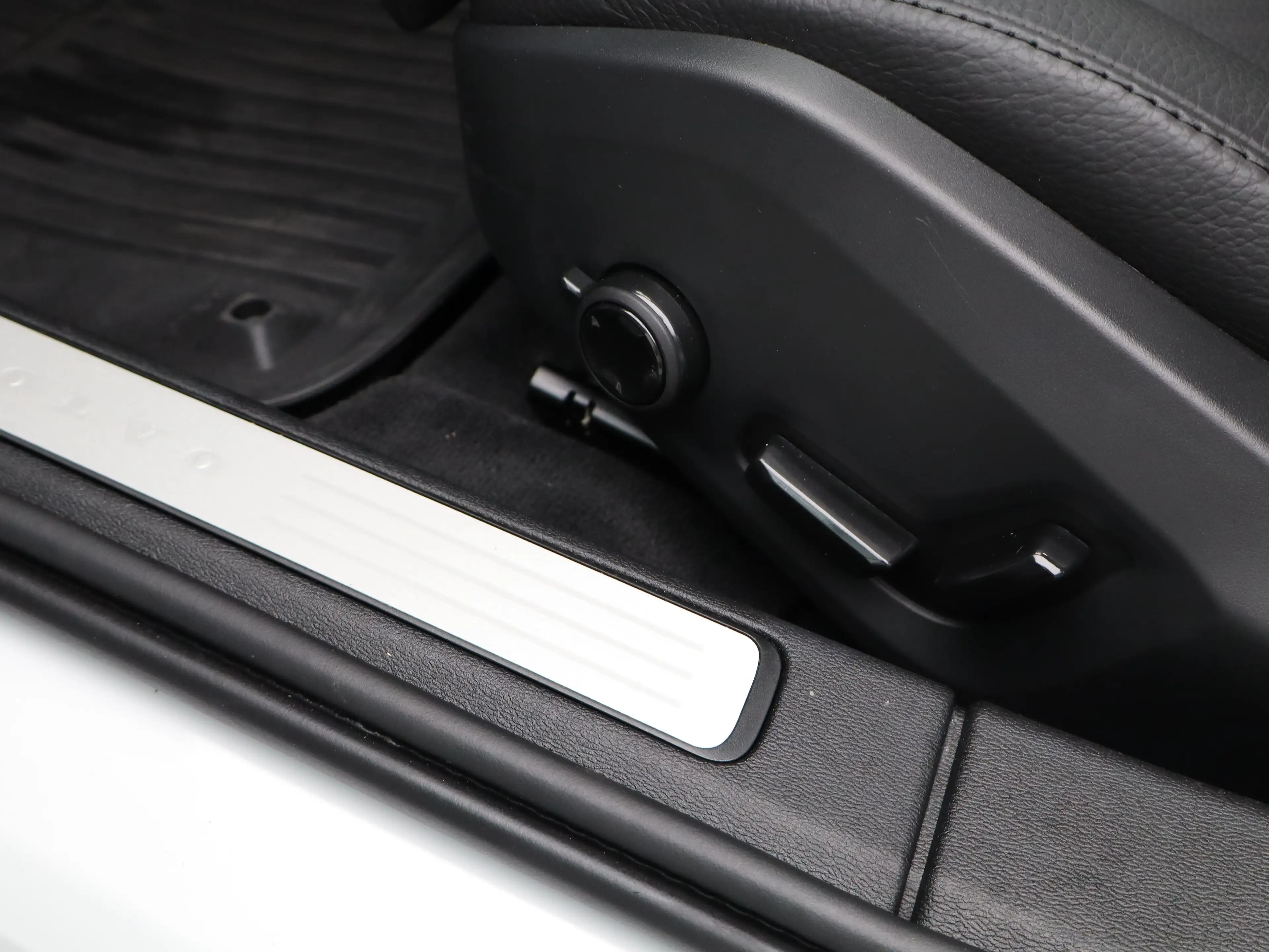 Volvo V60 2.0 B4 Plus Dark | Achteruitrijcamera | Stoelverwa — photo 36