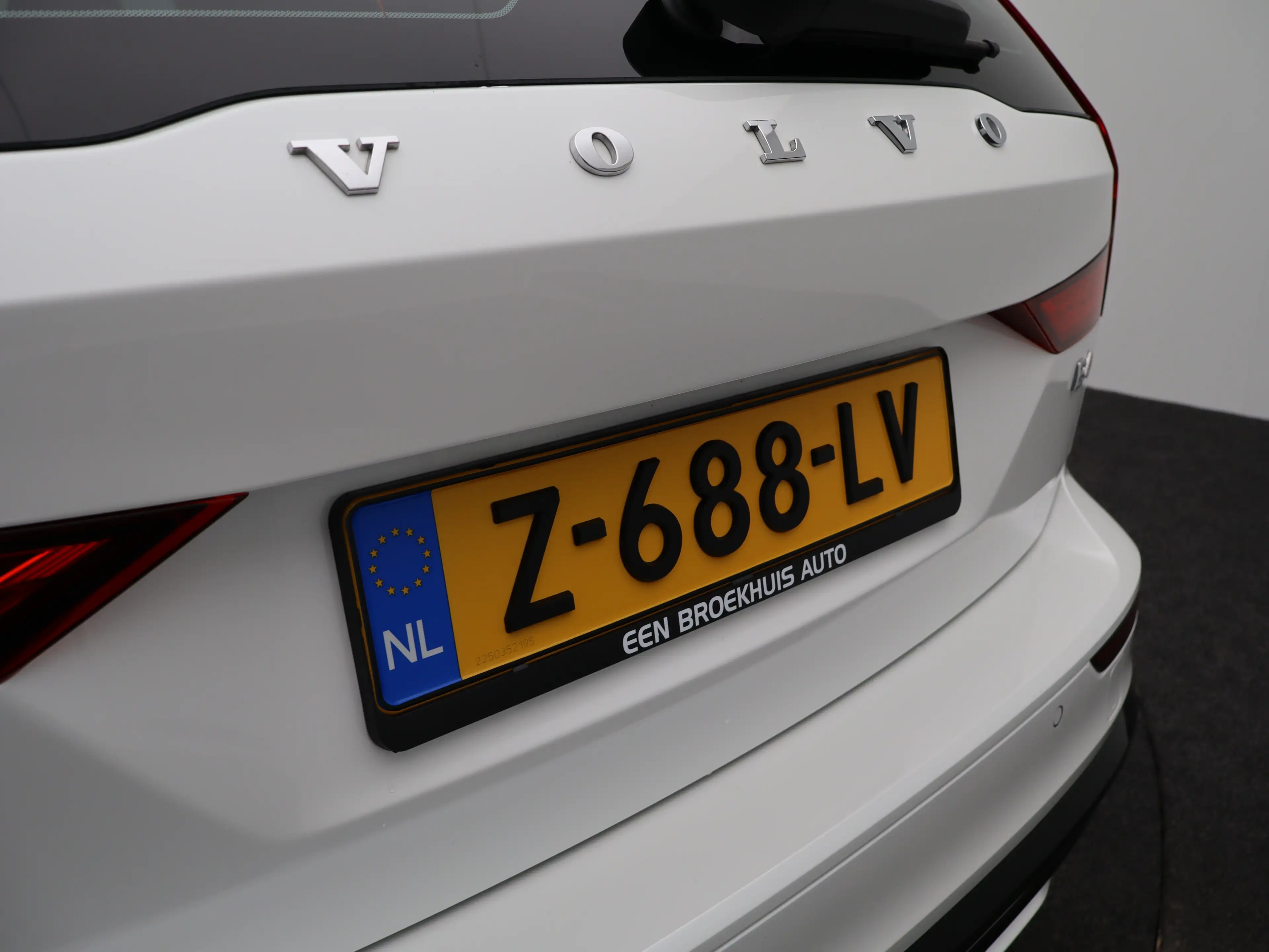 Volvo V60 2.0 B4 Plus Dark | Achteruitrijcamera | Stoelverwa — photo 48