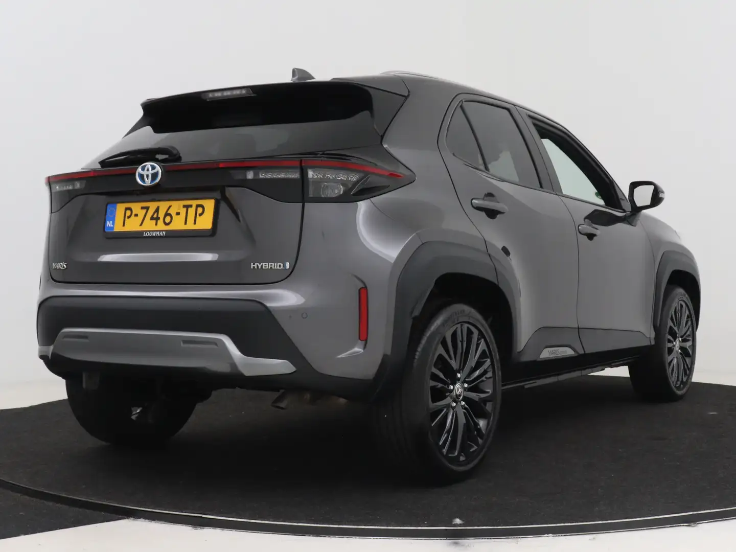 Toyota Yaris Cross 1.5 Hybrid Adventure Grijs - 2