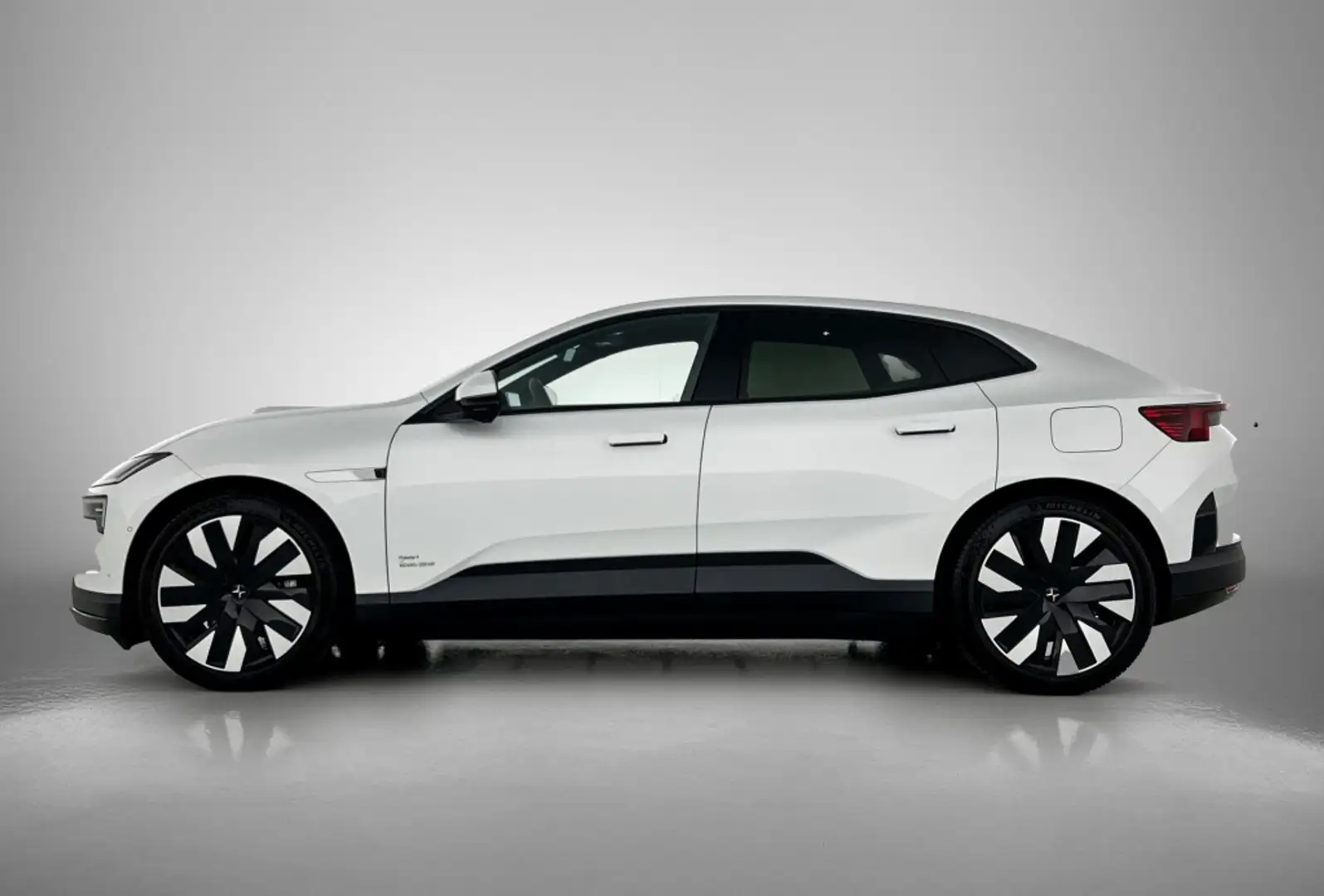 Polestar 4 Long Range Single Motor 100 kWh Plus Pro Bílá - 2