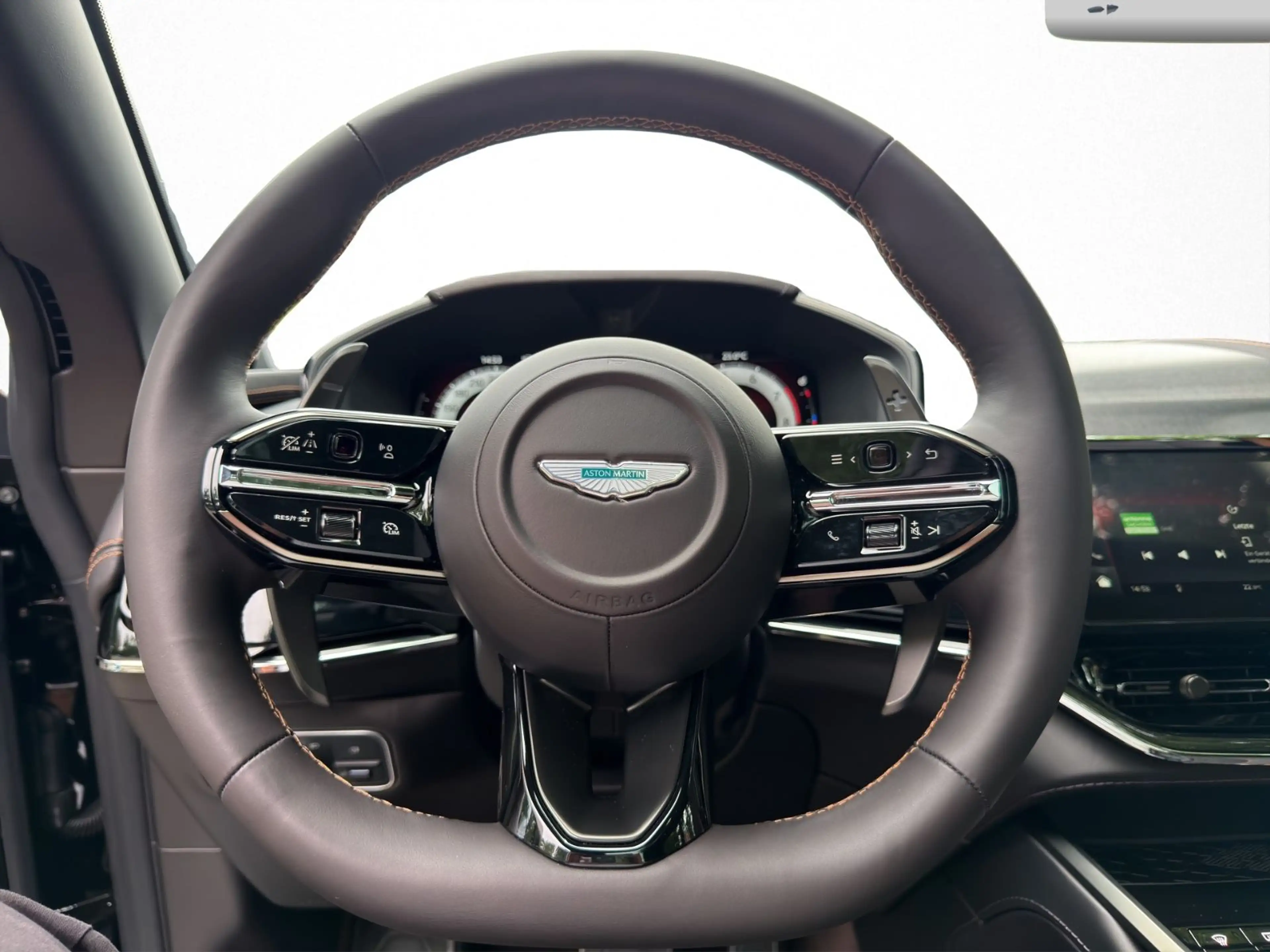 Aston Martin DBX 4.0 V8 S — photo 14