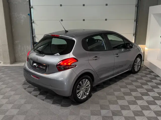 Peugeot 208 view 9