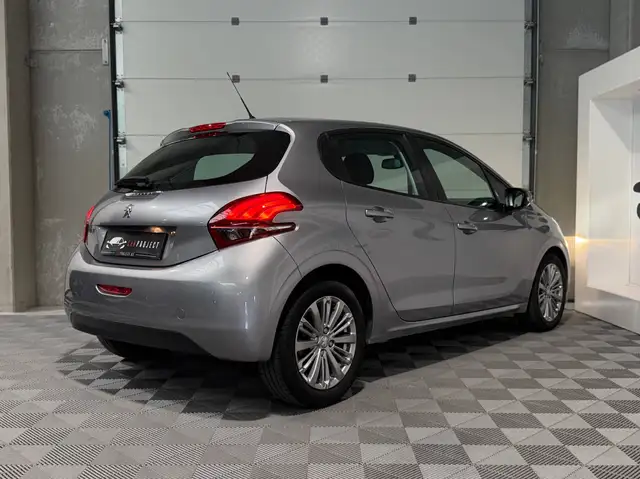 Peugeot 208 view 8