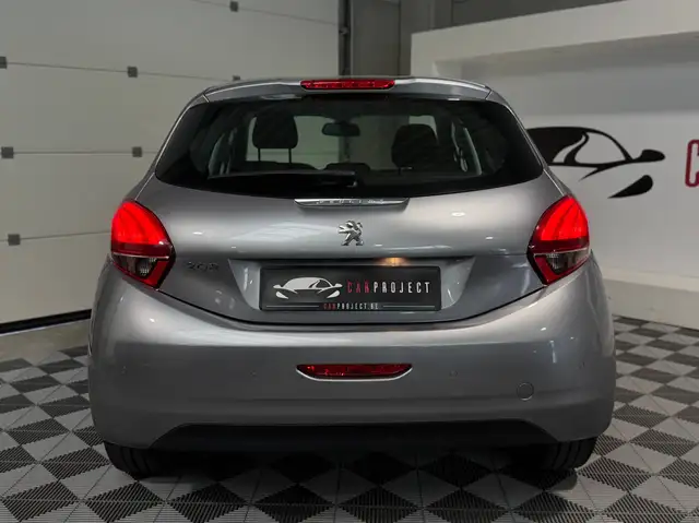 Peugeot 208 view 11