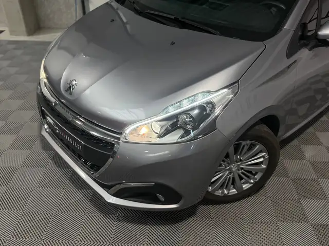 Peugeot 208 view 3