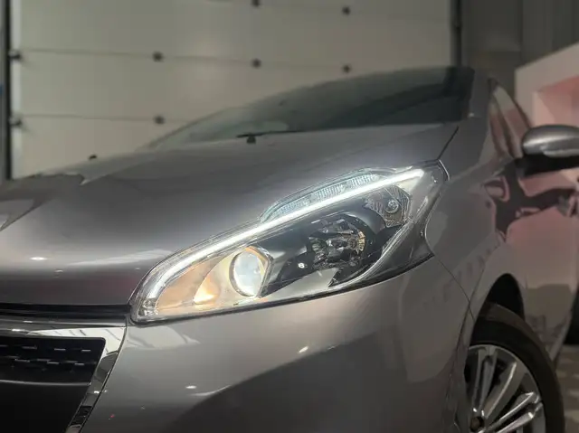 Peugeot 208 view 4