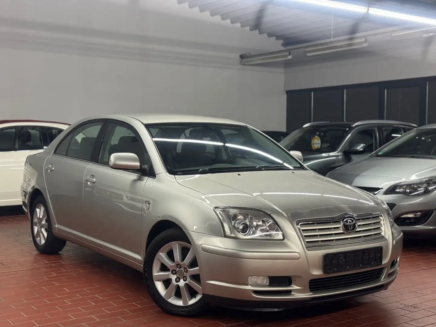 Toyota Avensis 2.0 D-4D*Viele Neuteile*2. Hand* Argento - 1