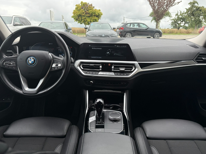 BMW 330 e xDrive Touring LASER/HEAD/DAB/SPORTSITZ/PANO/AHK — photo 14