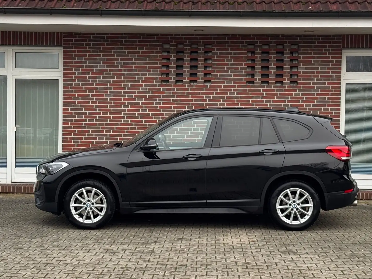 BMW X1 sDrive 18 d*HEAD-UP*DISTRONIK*R-KAMERA*AHK* Schwarz - 2