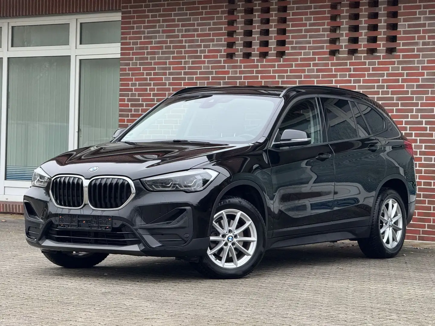 BMW X1 sDrive 18 d*HEAD-UP*DISTRONIK*R-KAMERA*AHK* Schwarz - 1