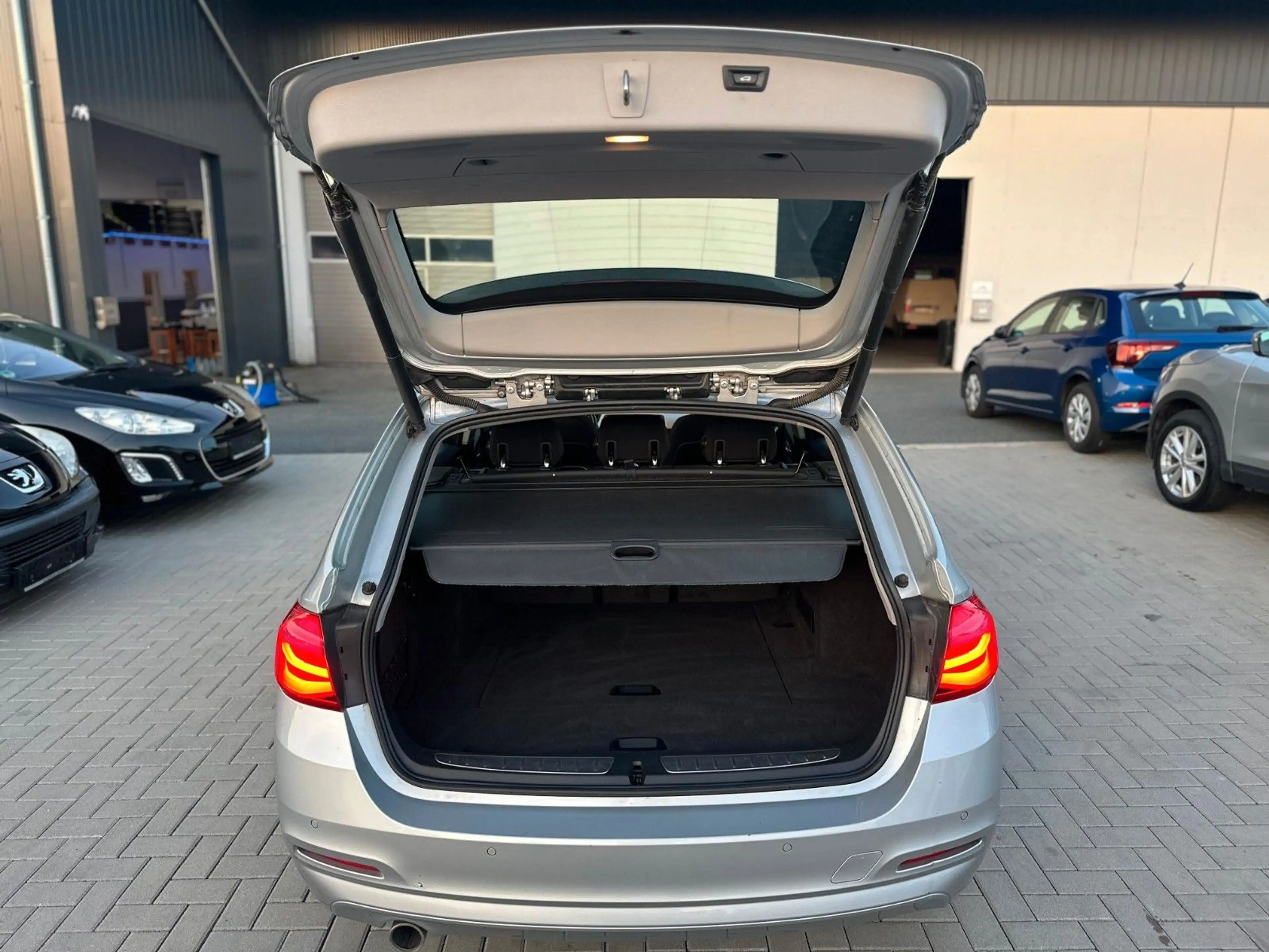 BMW 318 D Touring Advantage LED/SHZ/NAVI/TEMPO/PDC — photo 7