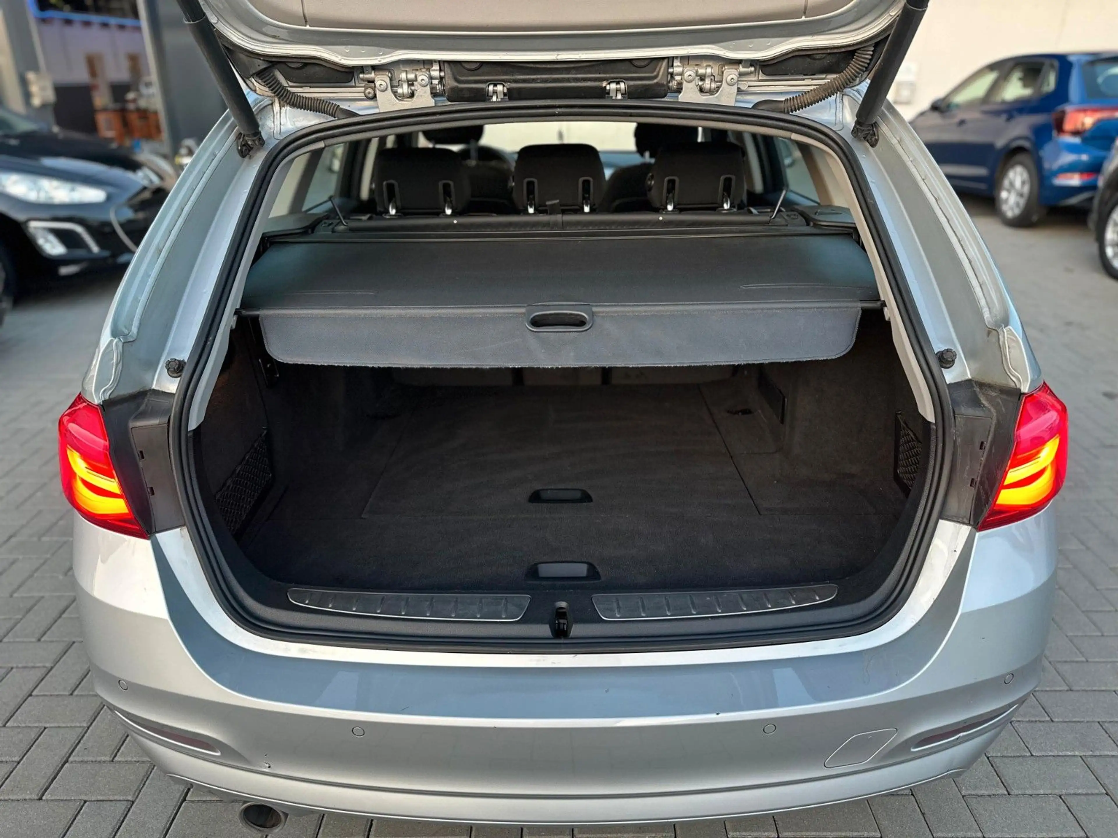 BMW 318 D Touring Advantage LED/SHZ/NAVI/TEMPO/PDC — photo 6