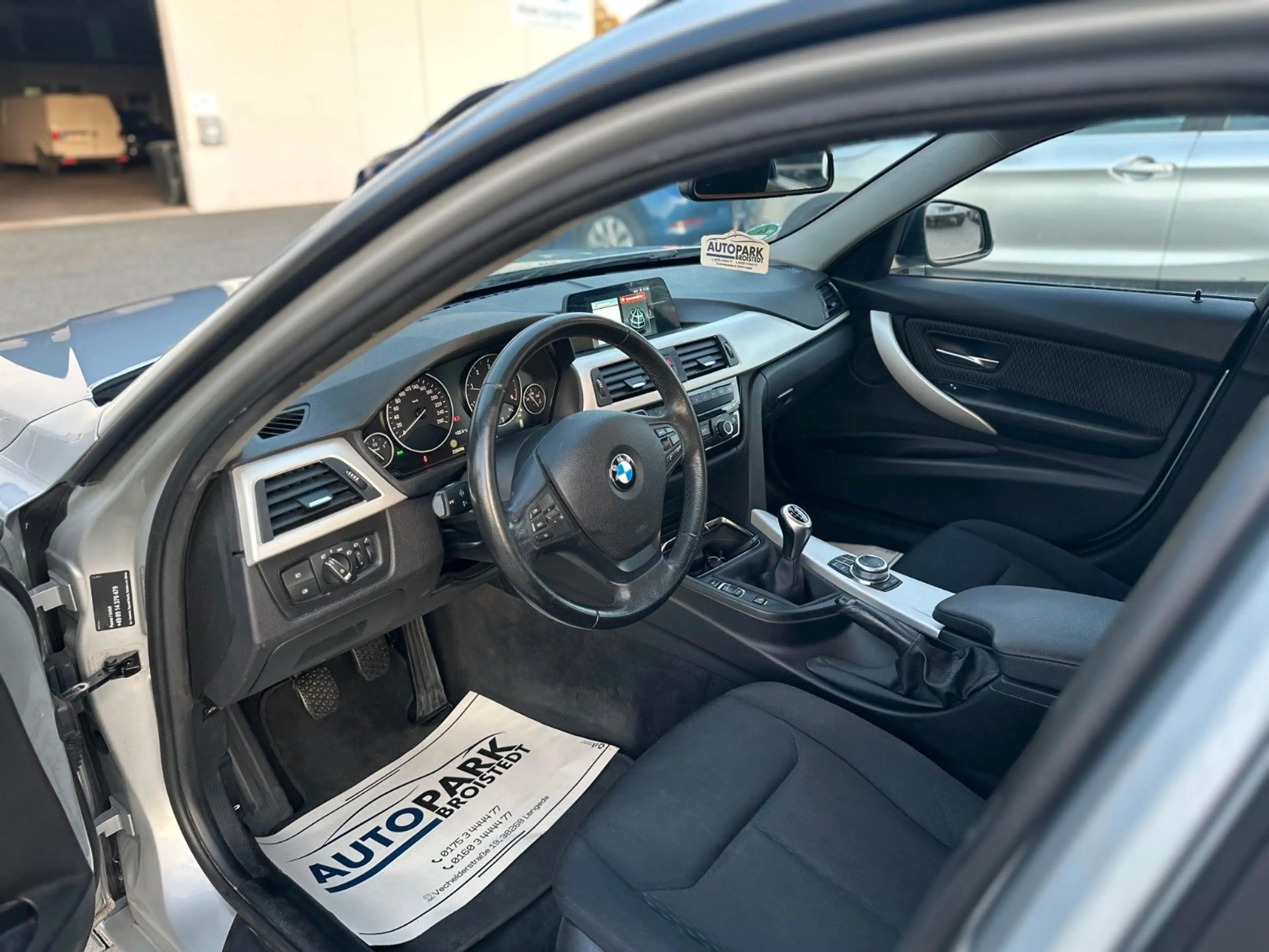 BMW 318 D Touring Advantage LED/SHZ/NAVI/TEMPO/PDC — photo 11