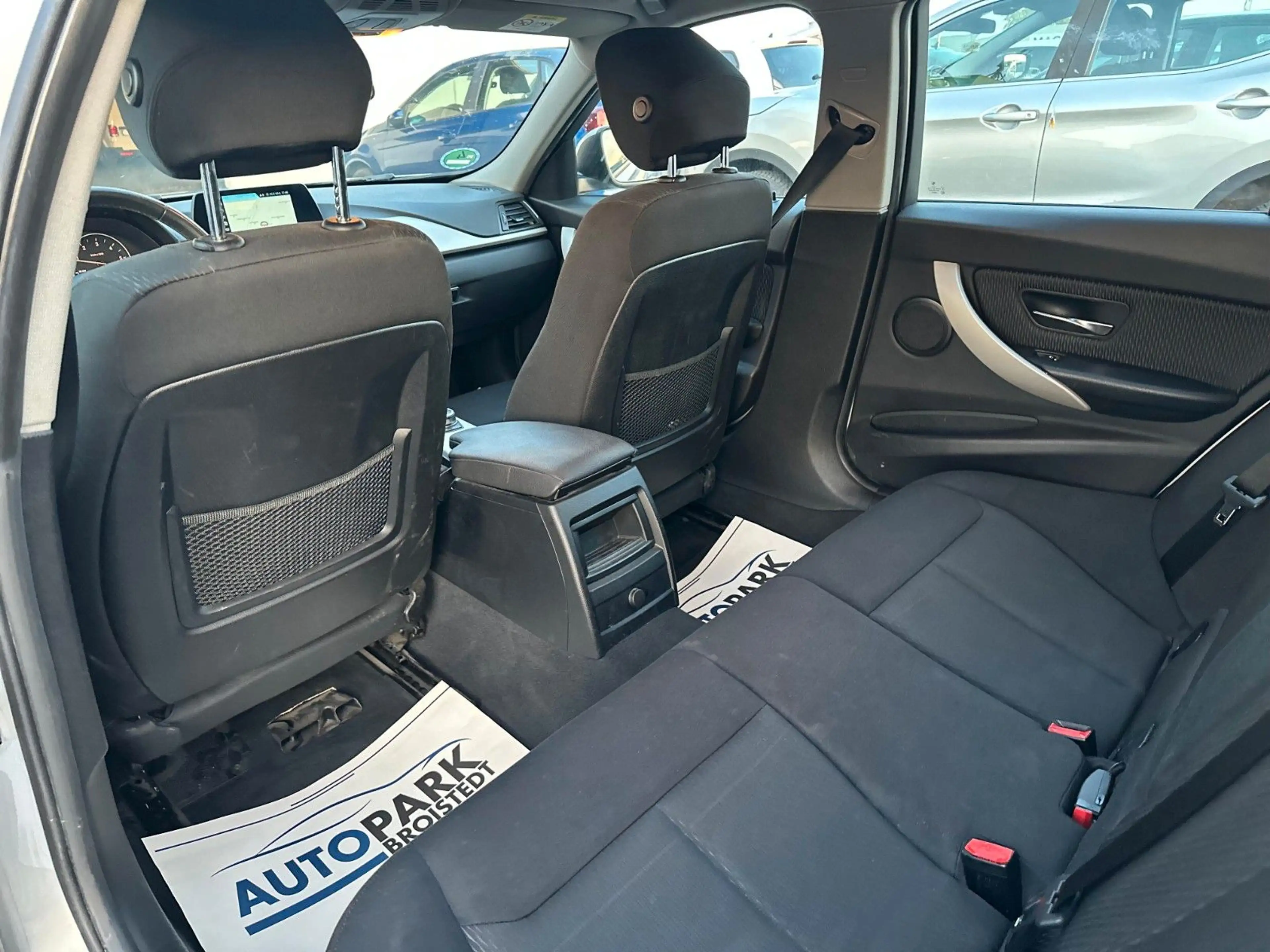 BMW 318 D Touring Advantage LED/SHZ/NAVI/TEMPO/PDC — photo 13