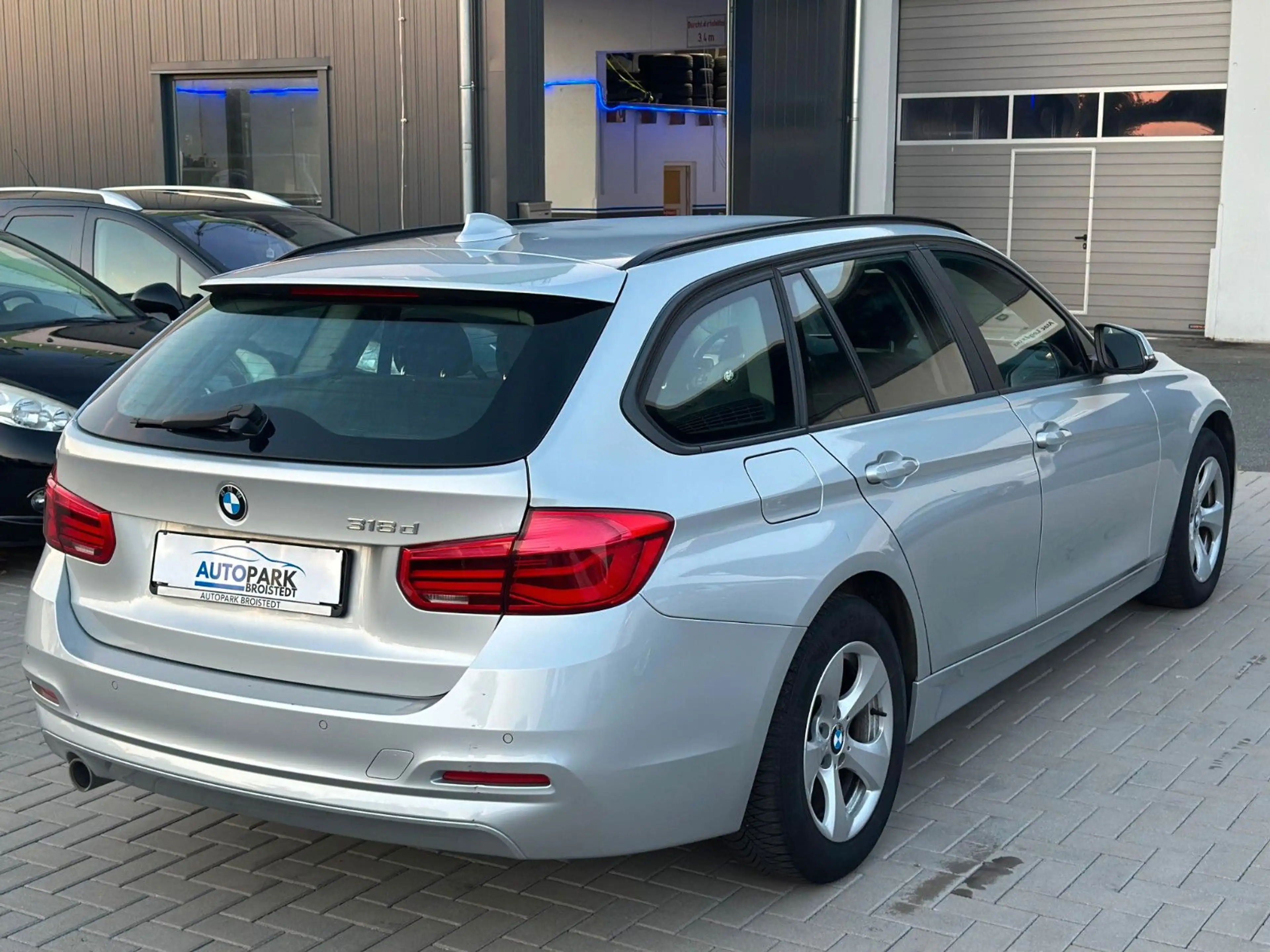 BMW 318 D Touring Advantage LED/SHZ/NAVI/TEMPO/PDC — photo 4