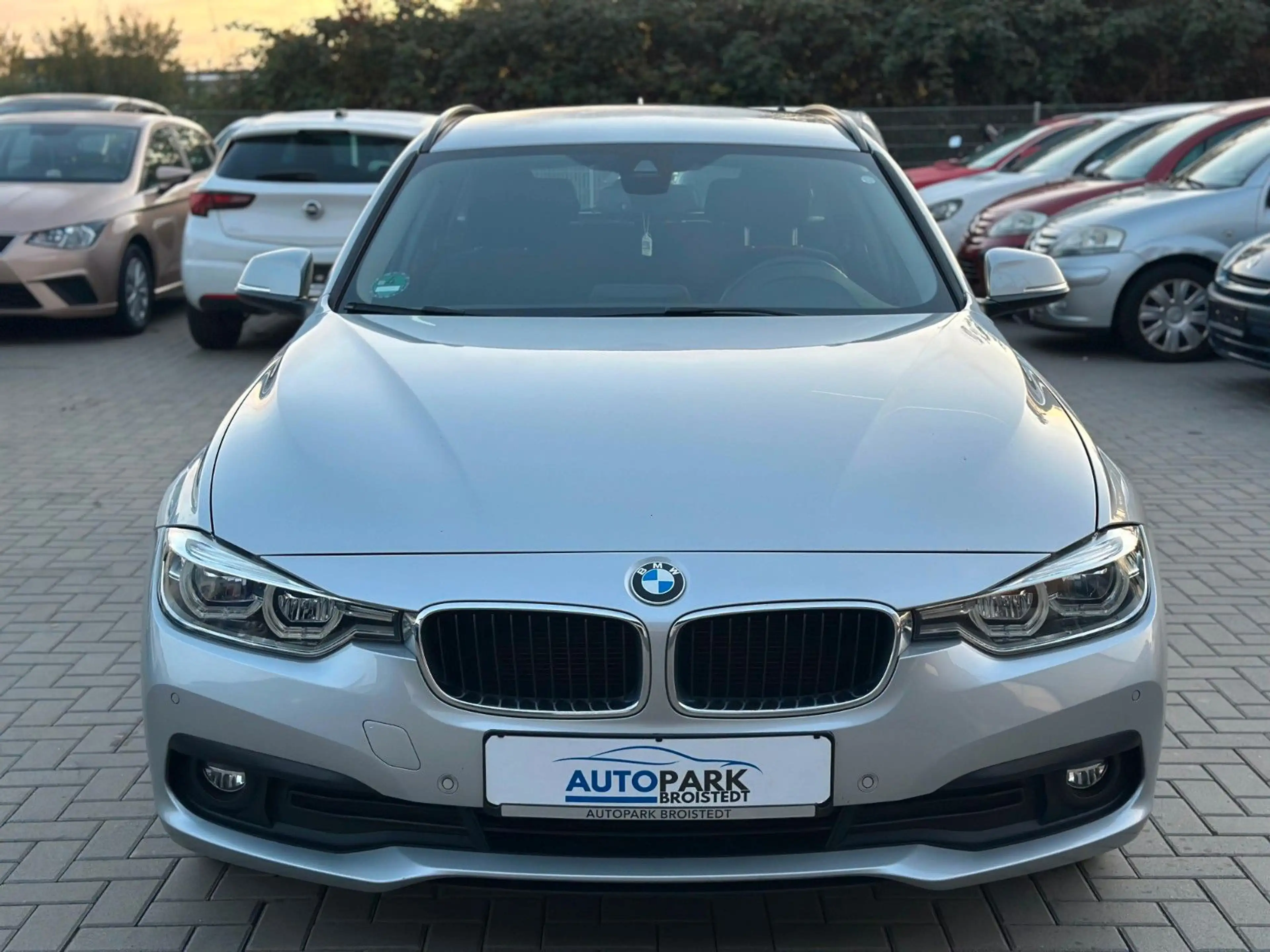 BMW 318 D Touring Advantage LED/SHZ/NAVI/TEMPO/PDC — photo 2