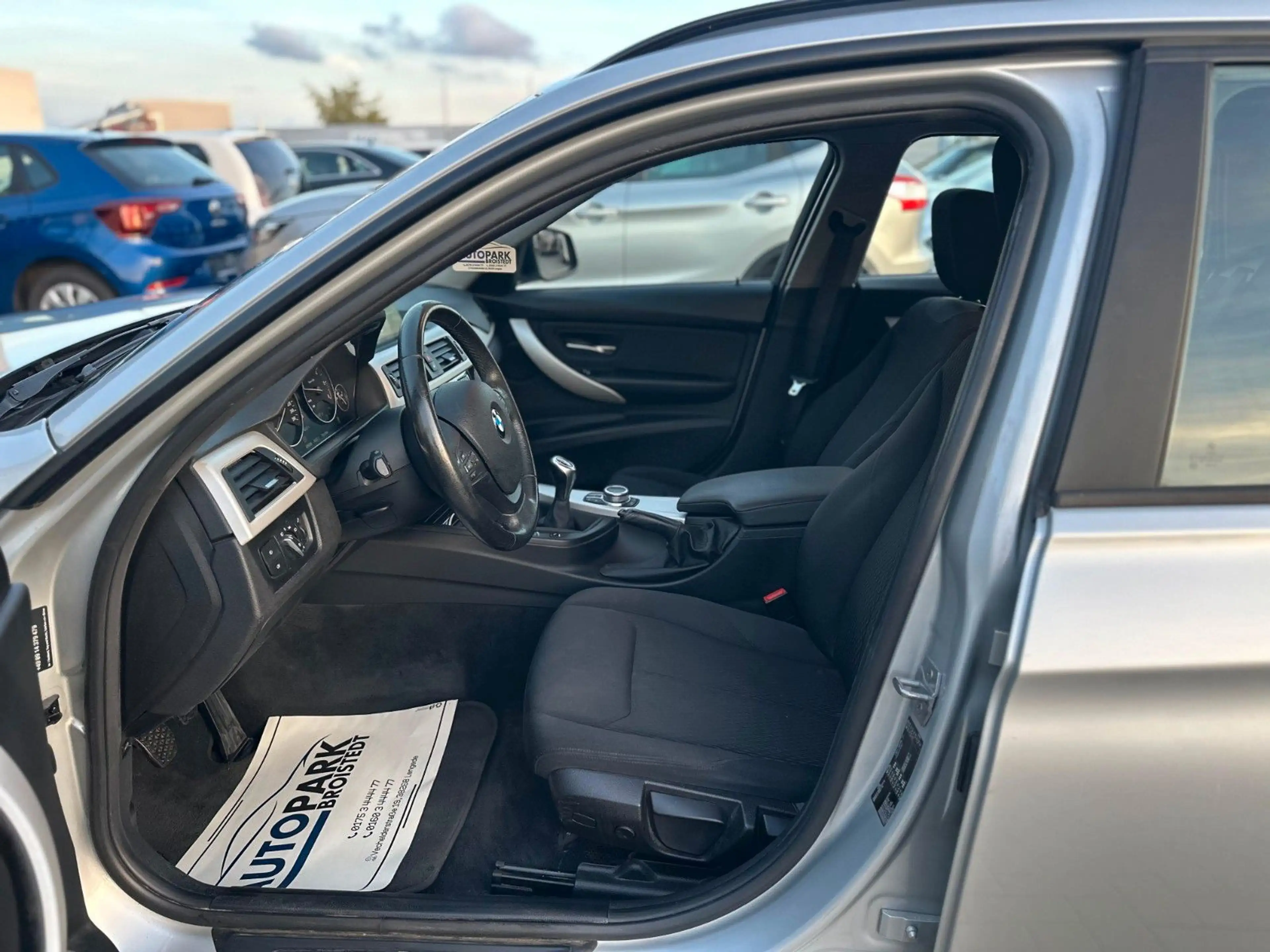 BMW 318 D Touring Advantage LED/SHZ/NAVI/TEMPO/PDC — photo 10