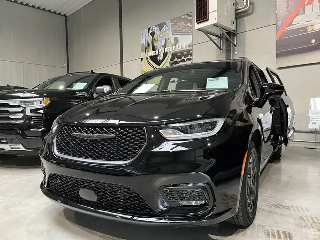 Chrysler Pacifica S Black Edition Hybrid