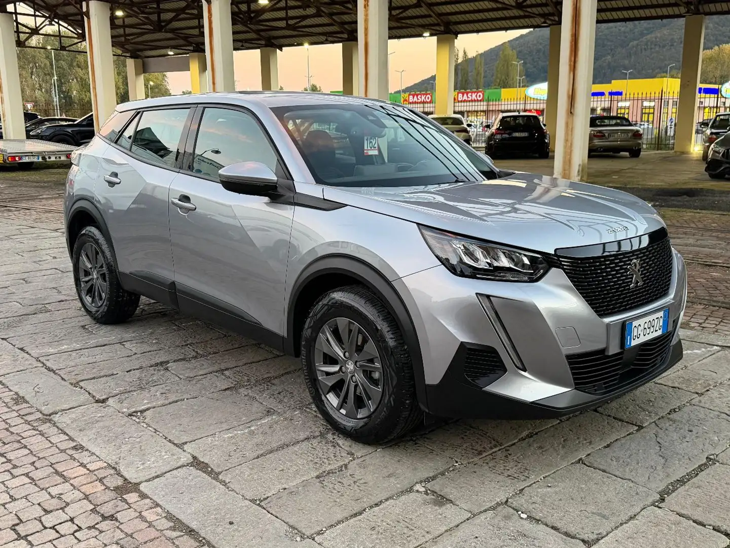 Peugeot 2008 PureTech 100 S&S Active Pack Gris - 2