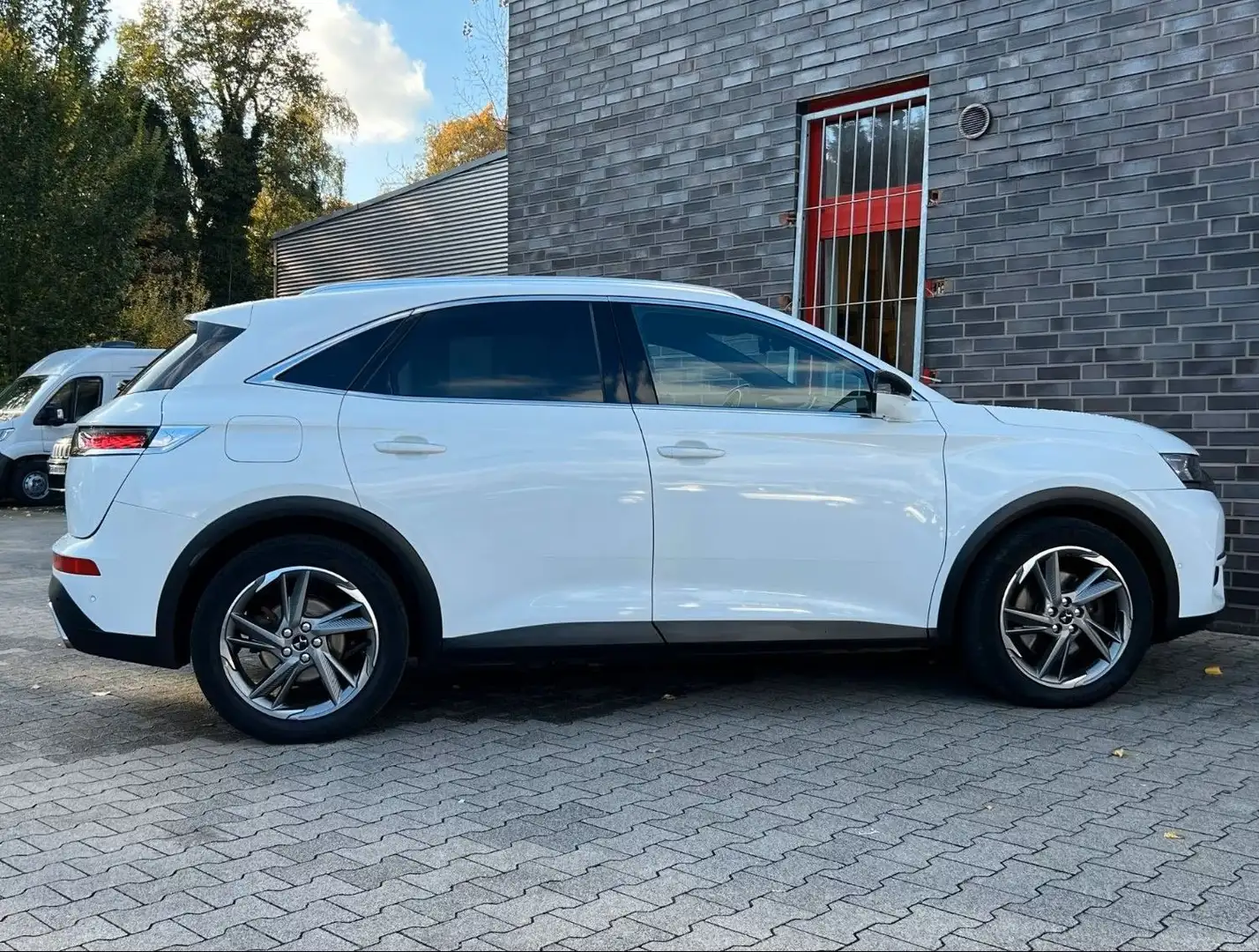 DS Automobiles DS 7 Crossback DS7 E-Tense 300 PHEV EAT8 4x4 Be Chic Aut. Weiß - 2