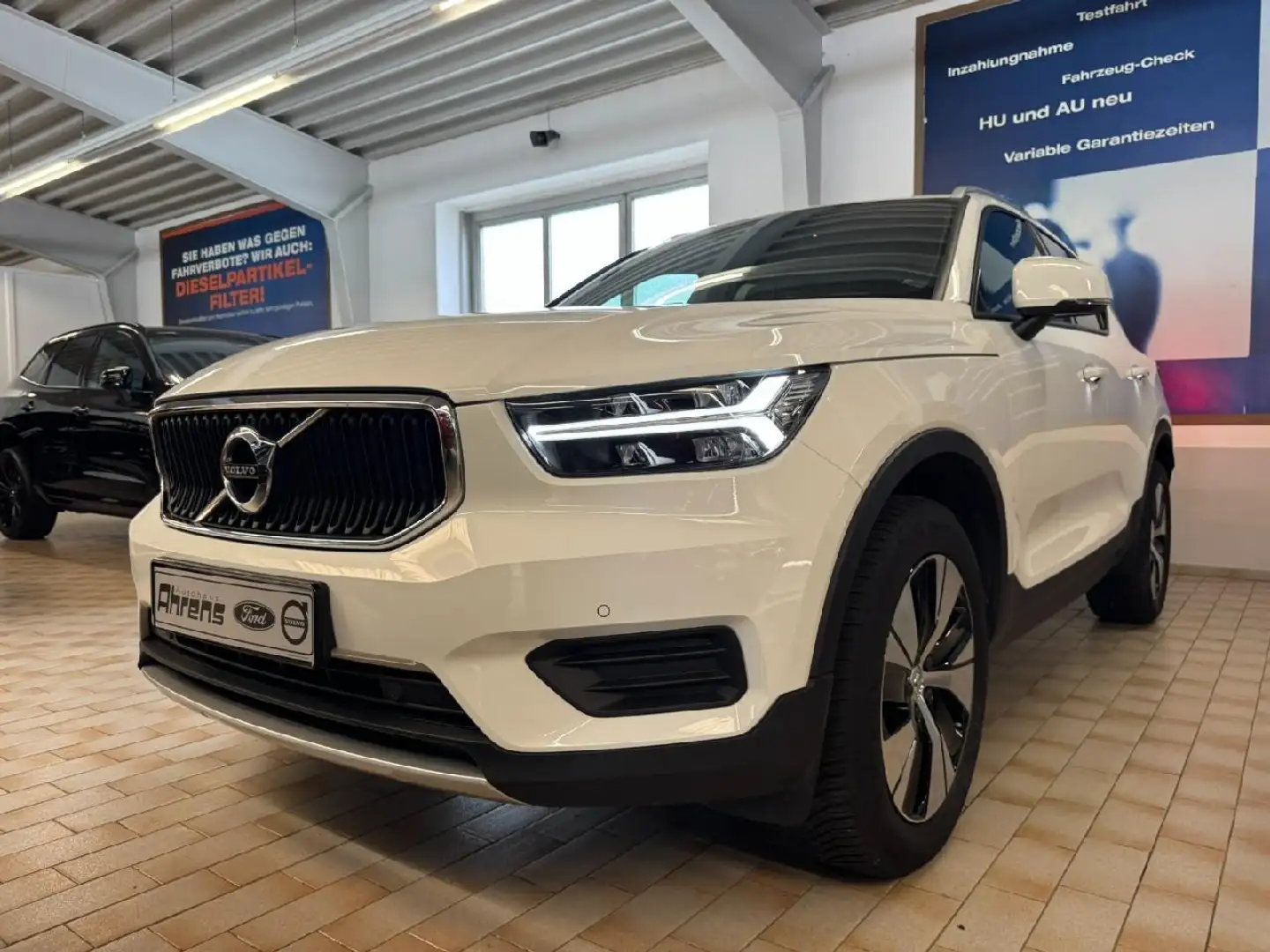 Volvo XC40 Momentum Pro *GJR-Kamera-Navi-eHeck* White - 1