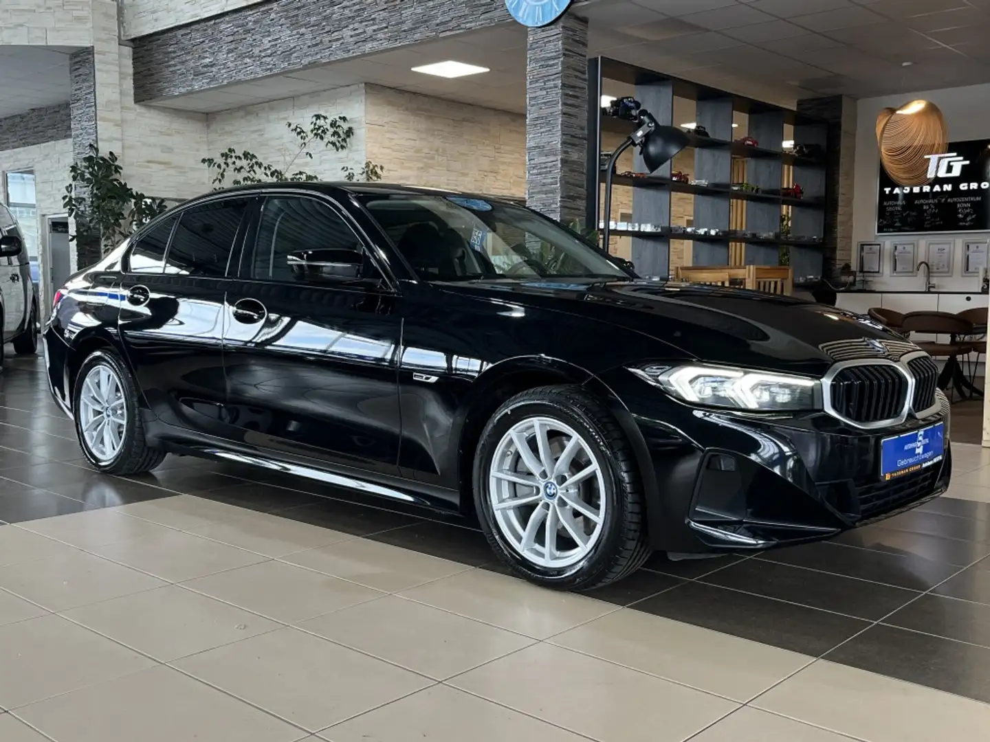 BMW 320 e Harman Kardon Curved Display LED PDC Navi Schwarz - 1