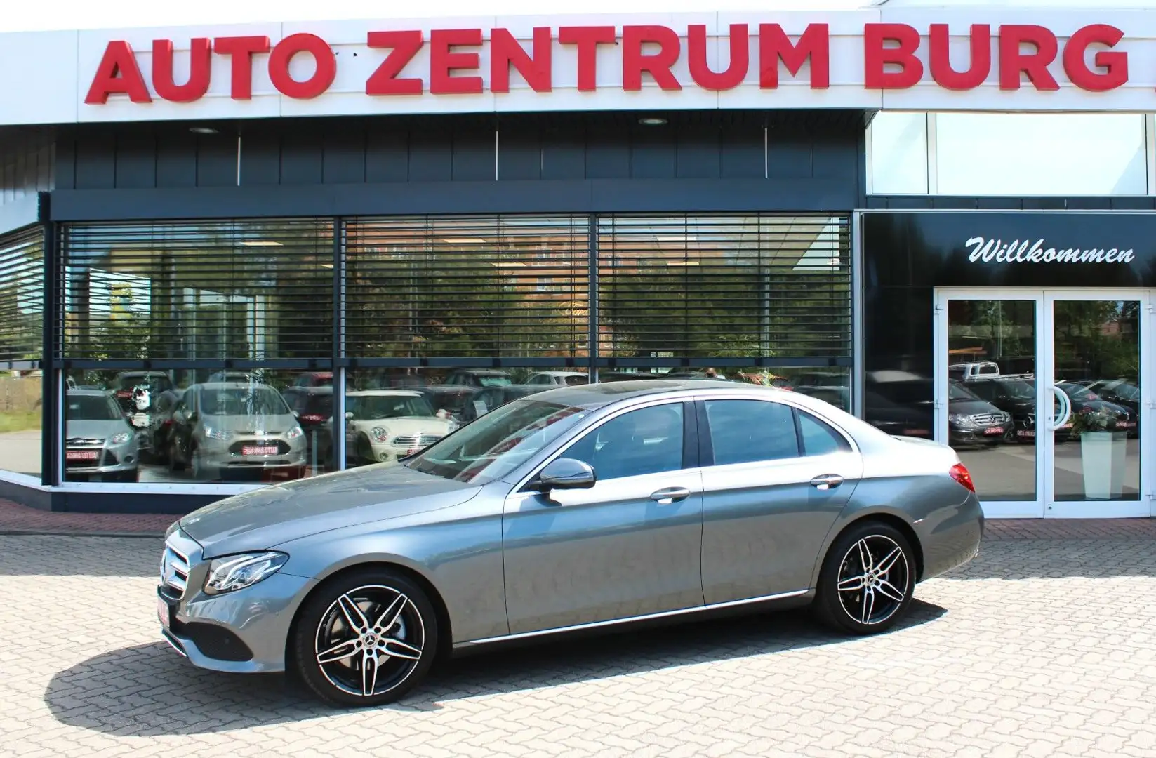 Mercedes-Benz E 200 Lim. 4Matic Automatik Navi Kamera Grau - 1