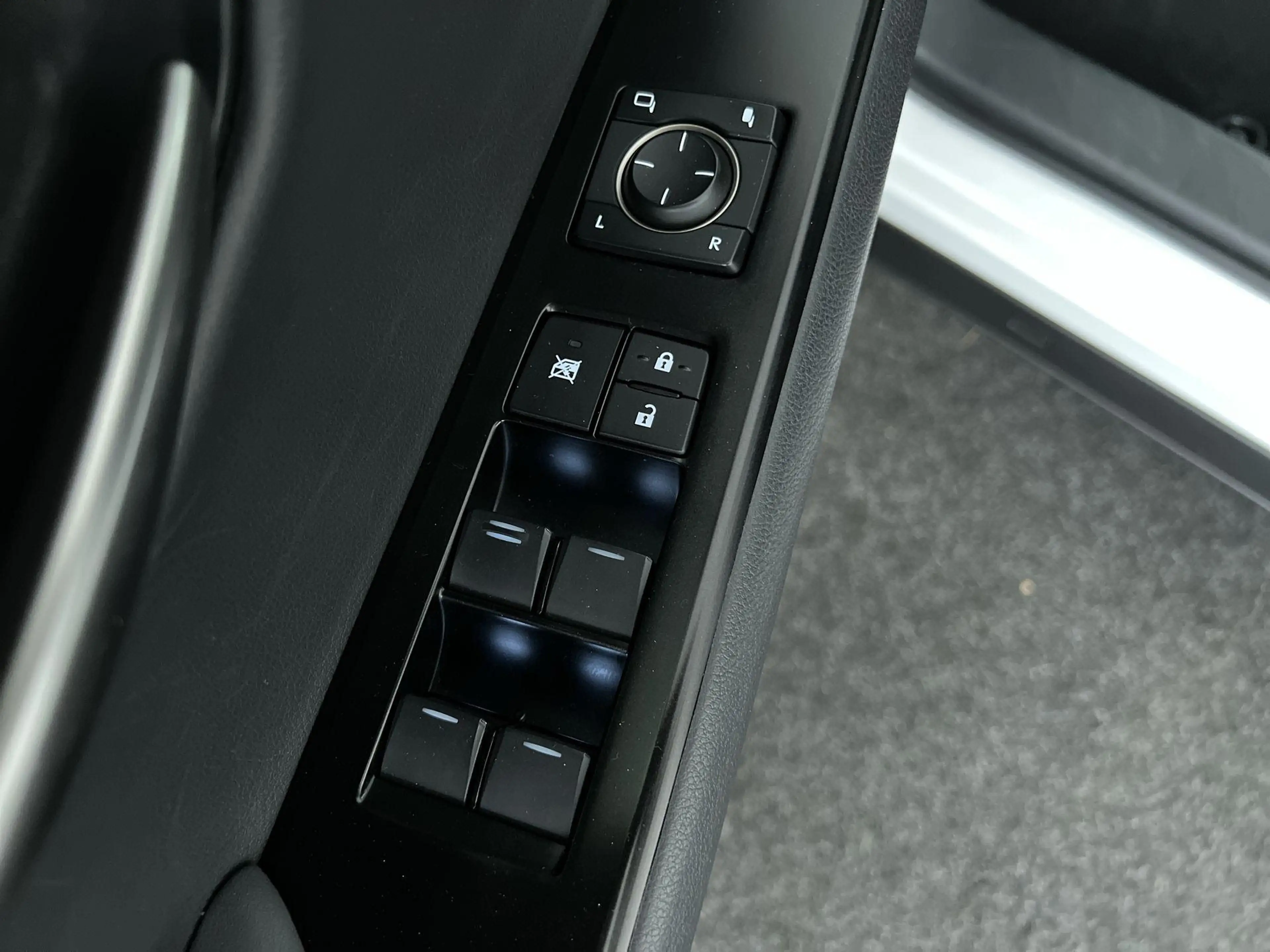 Lexus UX 250h AWD (All Wheel Drive) Luxury Line — photo 12
