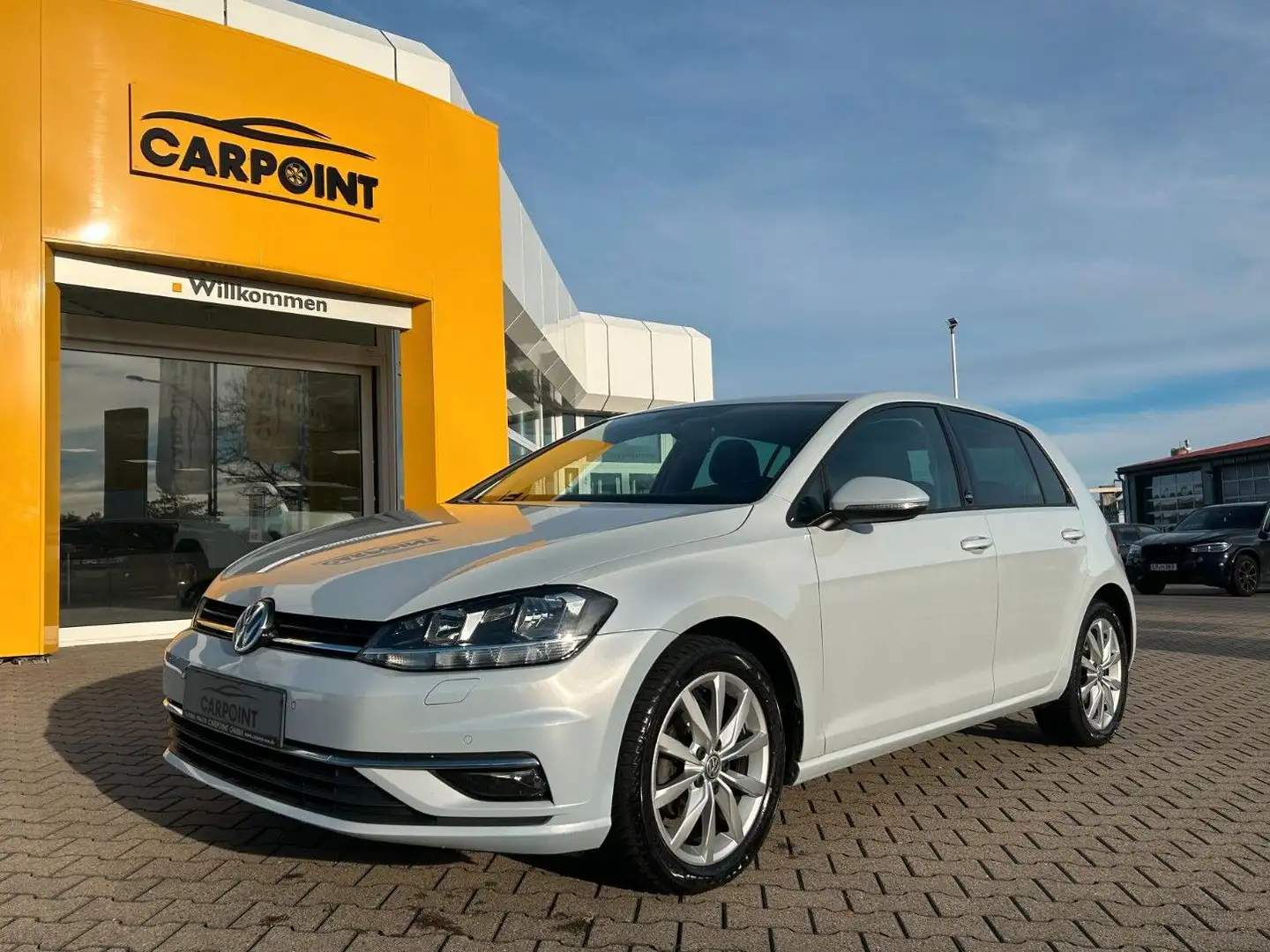 Volkswagen Golf VII 1.0 TSI Lim Sound ACC PDC KLIMAAUTO SHZ Silber - 1