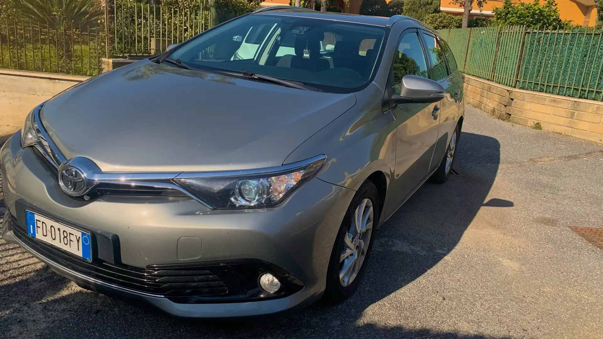 Toyota Auris Touring Sport 2.0 d-4d Lounge Srebrny - 2