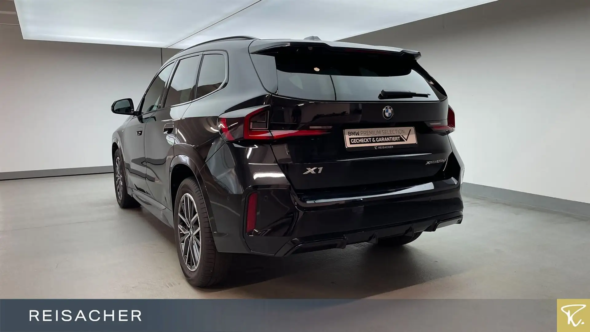 BMW X1 xDrive23d A M-Sport,Pano,AHK,PA,adaptLED,LC+ Schwarz - 2
