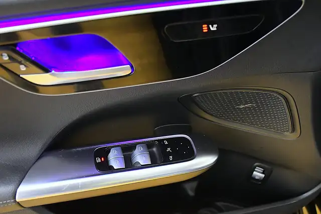 Mercedes-Benz C-Class view 9